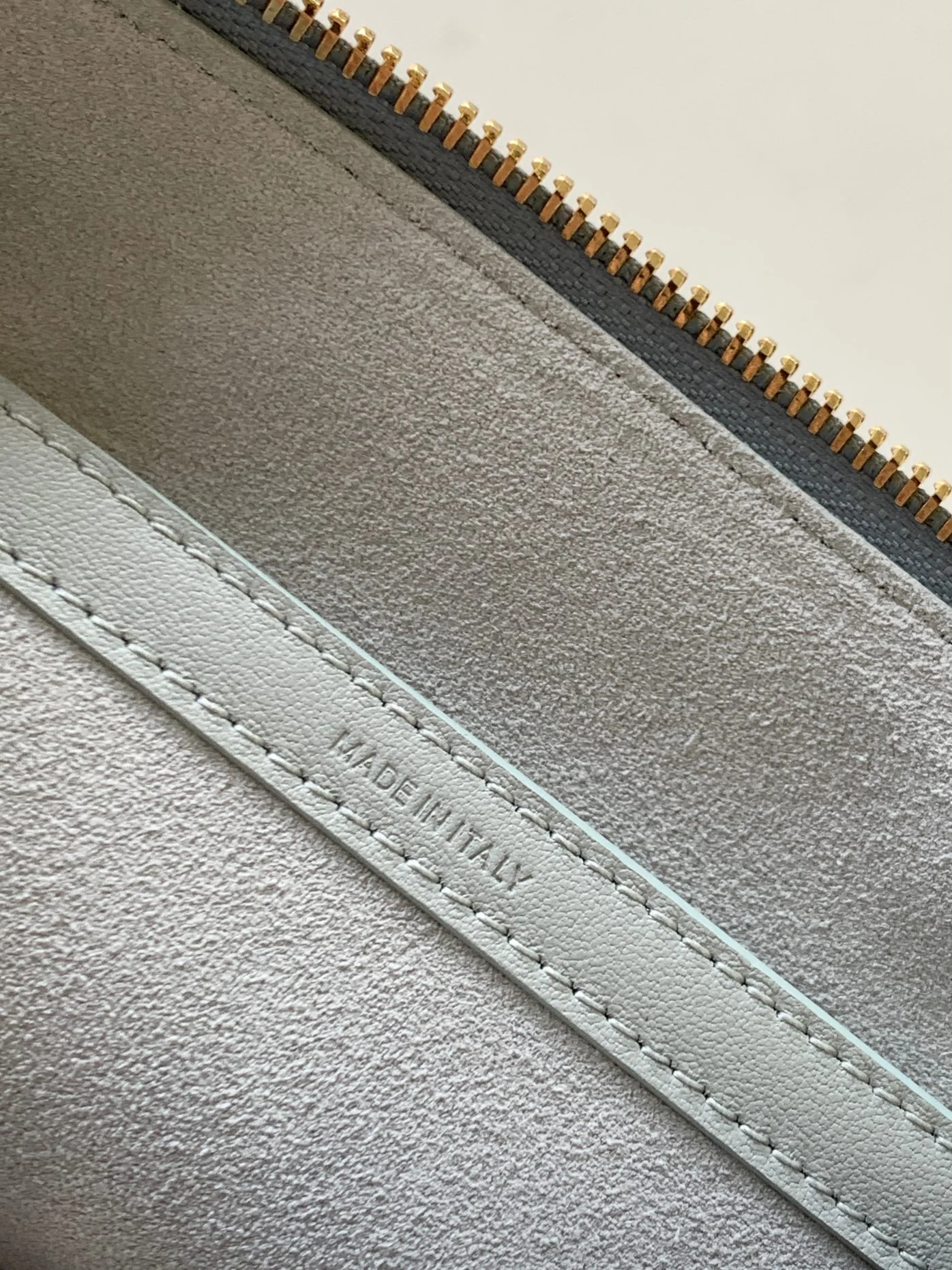 Коллекция Celine Весна/Лето 2023 - Бостон-сумка Cuir Triomphe из гладкой телячьей кожи - Серо-голубая