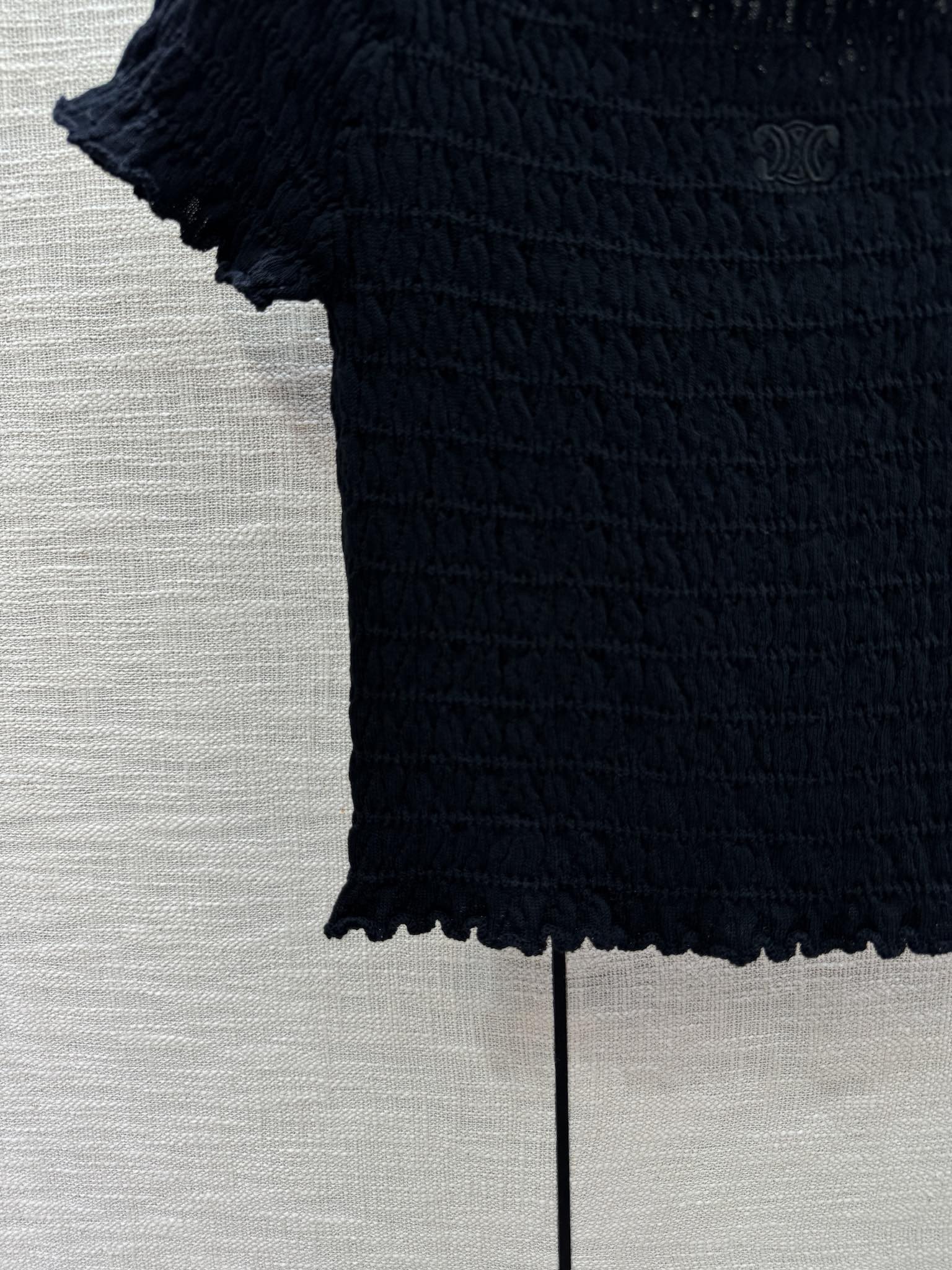 Celine 2403 - Трикотажное платье с коротким рукавом и плиссировкой, открытыми плечами - Черное