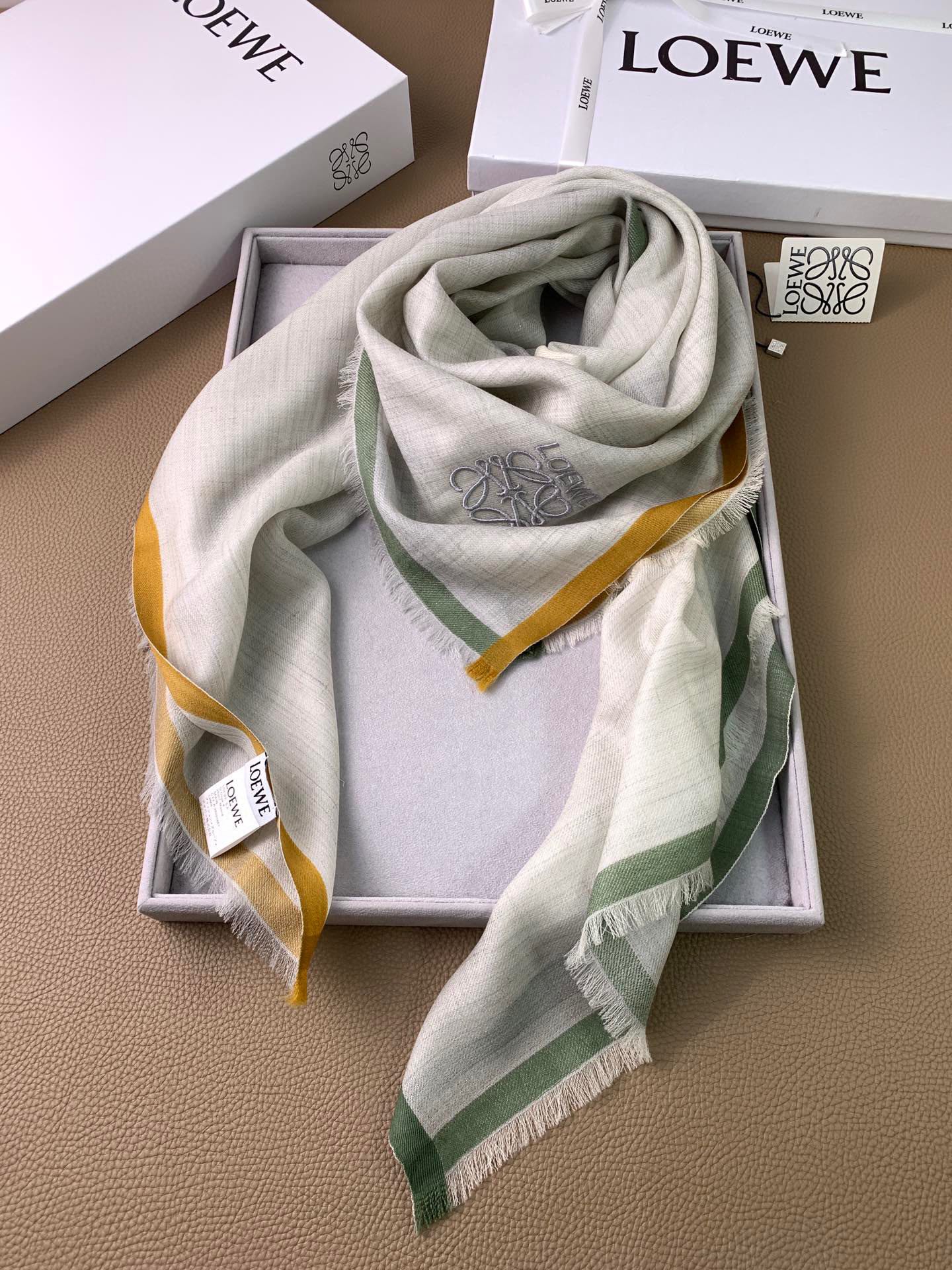 Кашемировый шарф Loewe 2024 с золотыми и серебряными нитями - 110-110