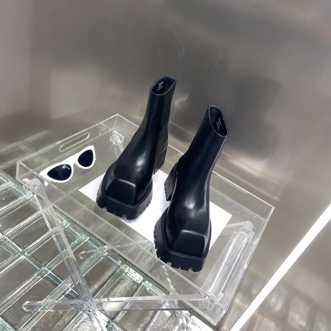 Ботильоны Balenciaga Trooper с квадратным носком, коллекция осень/зима 2023.