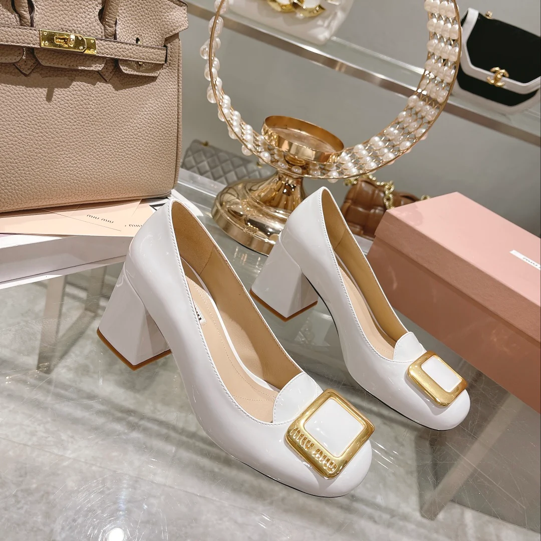 Новинка сезона осень/зима 2022 от Miu Miu - Туфли с квадратным носком и массивным каблуком - Белые