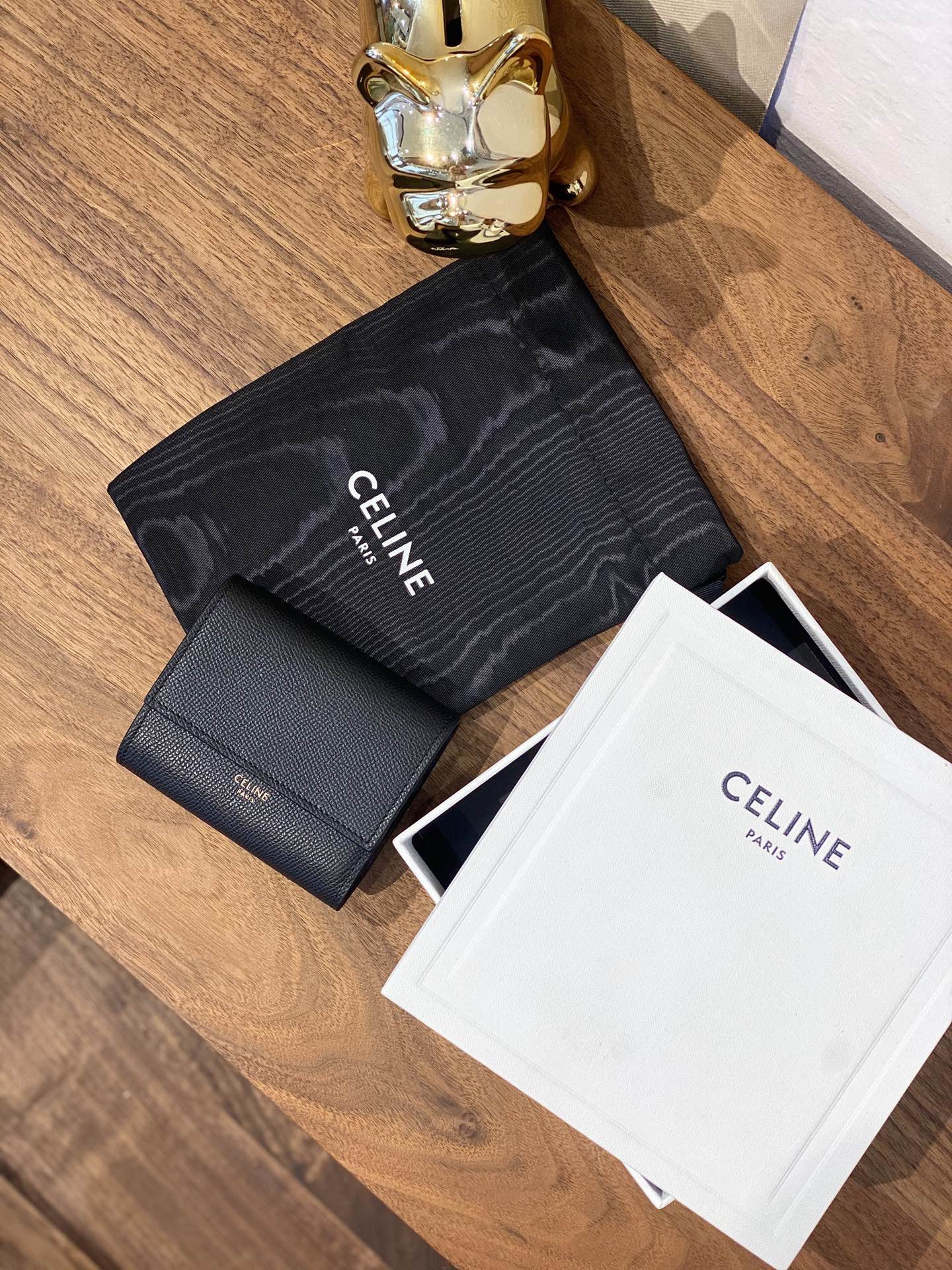 Короткая застежка-клипса с тройным сгибом и бретелькой Celine