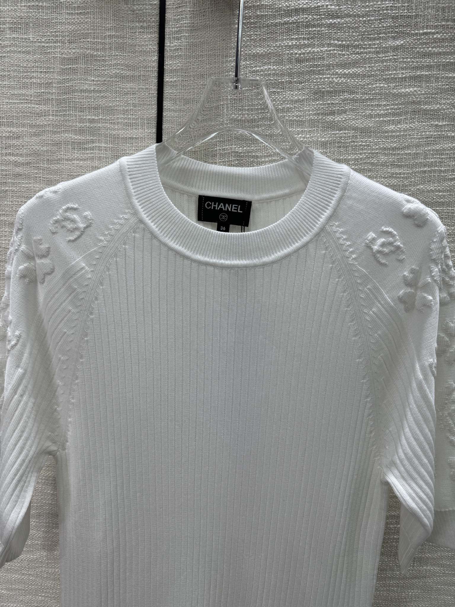 Вязаная футболка Chanel 2404 с коротким рукавом и изображением четырехлистного клевера и камелии - белая.