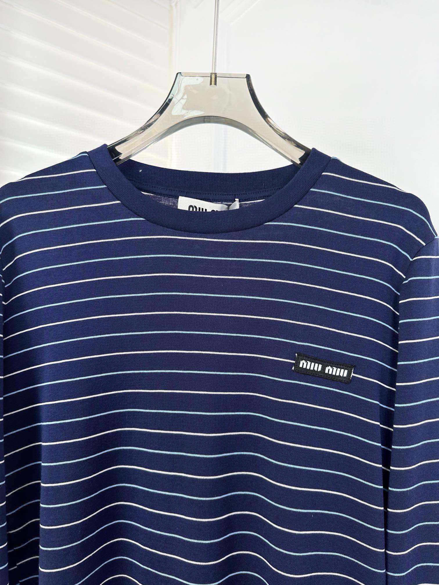 Miu Miu-2404 - Футболка с длинными рукавами и объемной аппликацией в стиле Color Blocked.