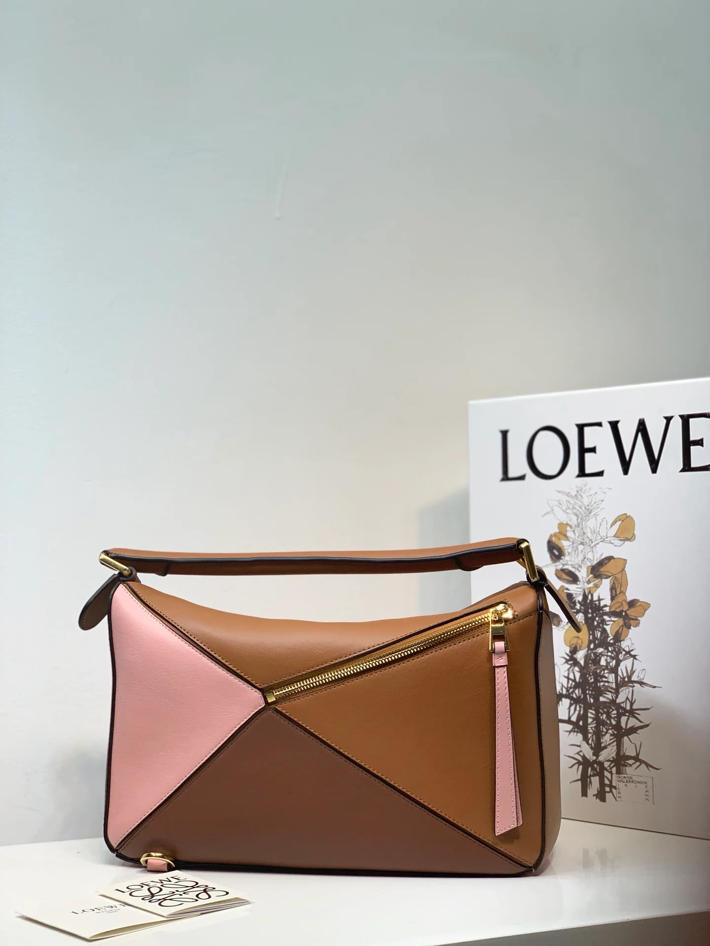 Сумка Loewe Puzzle из телячьей кожи, коричнево-розовая, среднего размера.