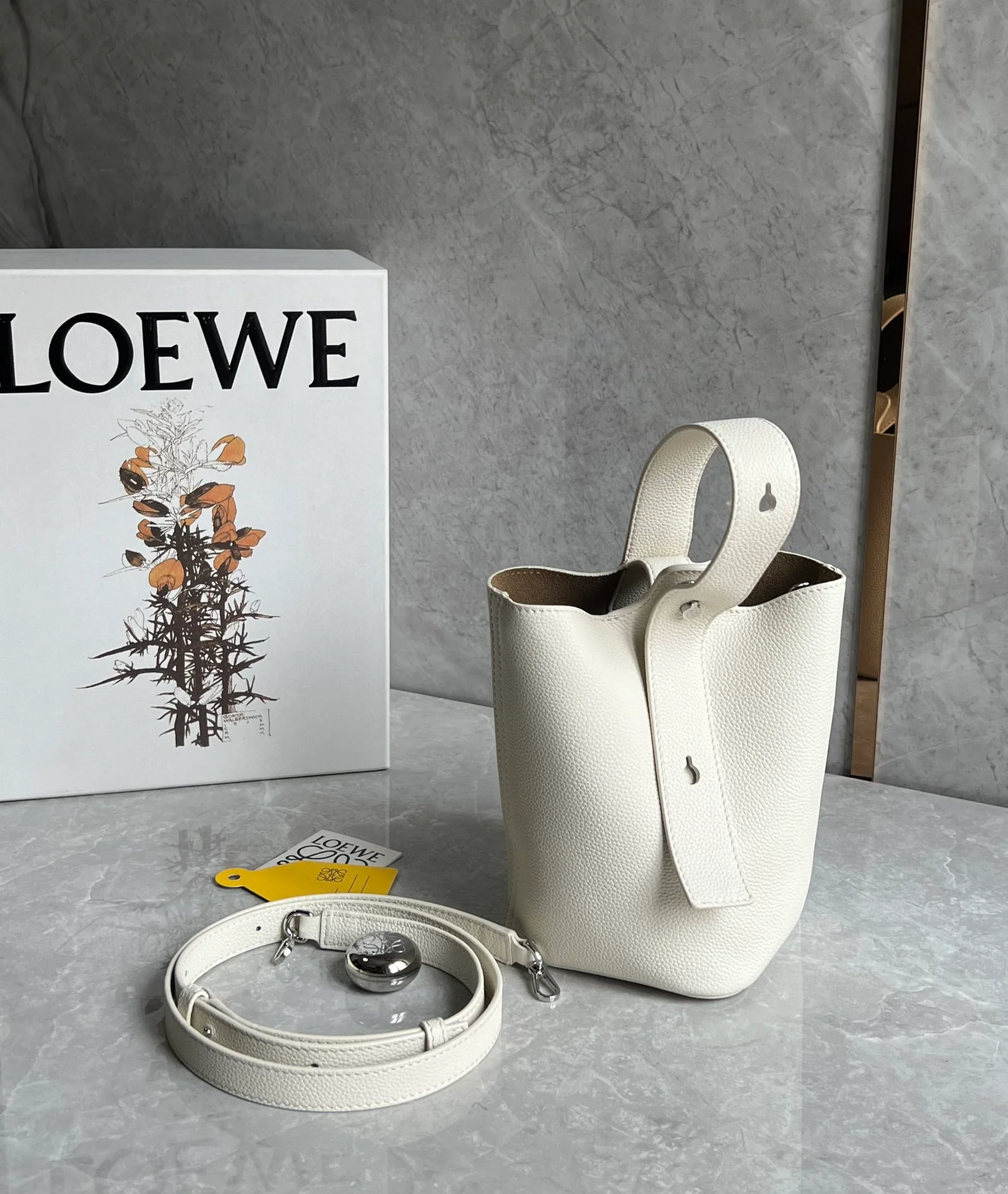 Сумка-ведро Loewe Pebble Bucket Mini Bucket Bag - цвет слоновой кости