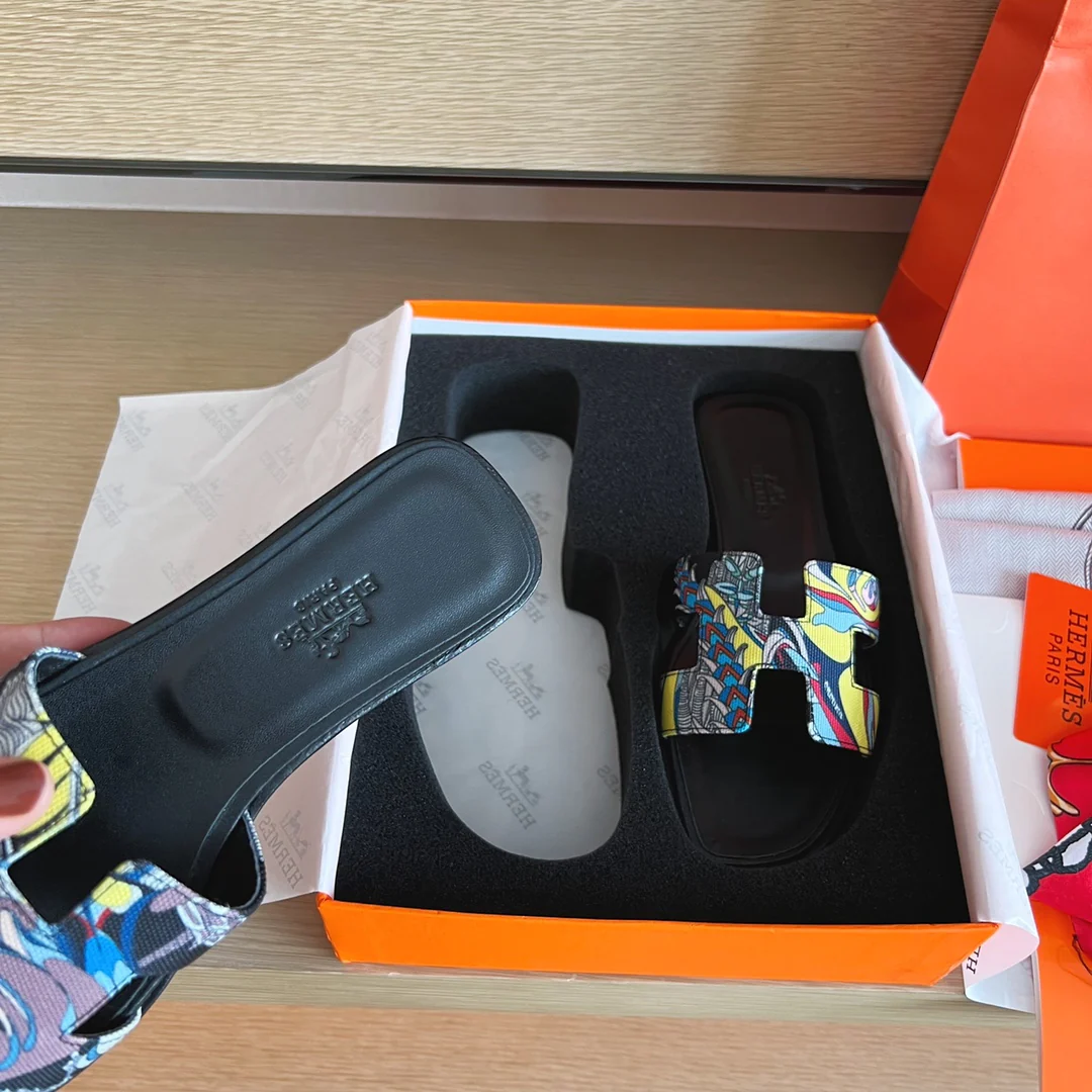 Сандалии Hermes-h на плоской подошве