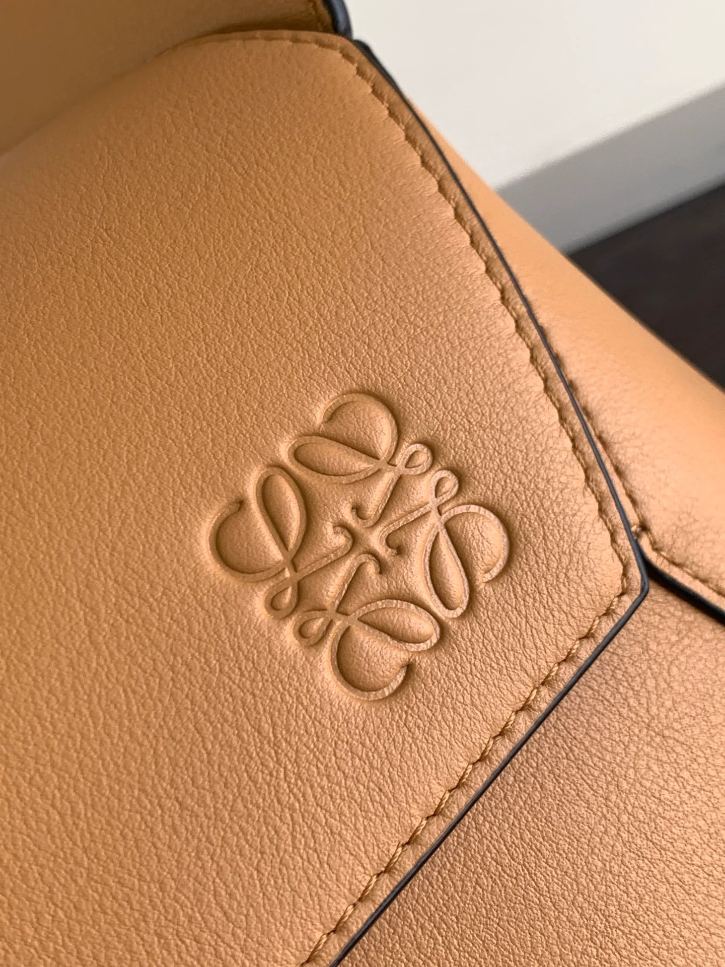 Сумка-хобо Loewe Puzzle, кожа наппа, коричневая.