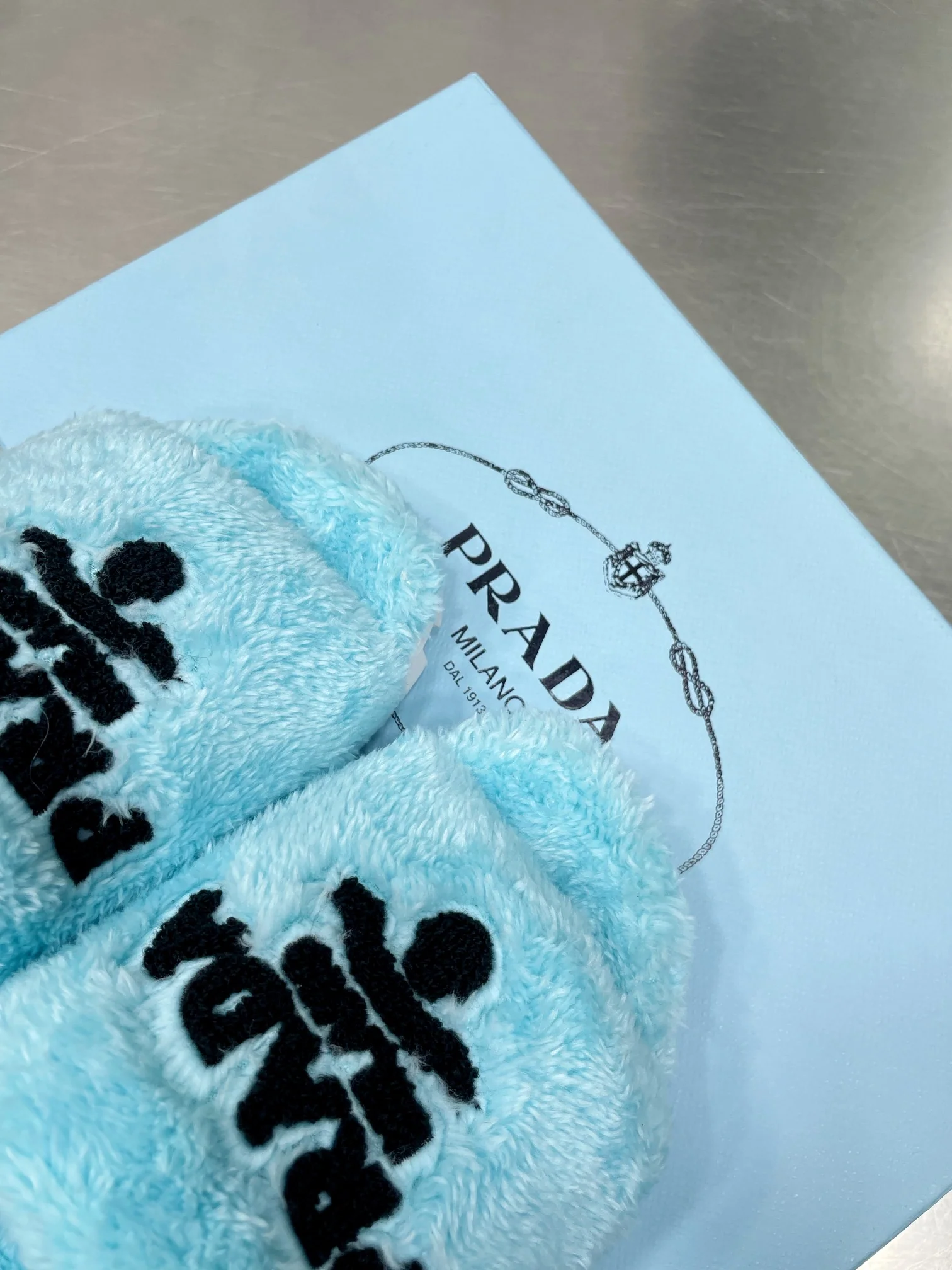Новинки Prada осень/зима 2022 — Меховые тапочки — Стиль знаменитостей — 3