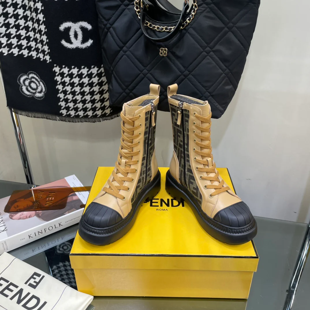 Новинка весны 2022 года от Fendi - Сапоги для верховой езды на шнуровке - Коричневые