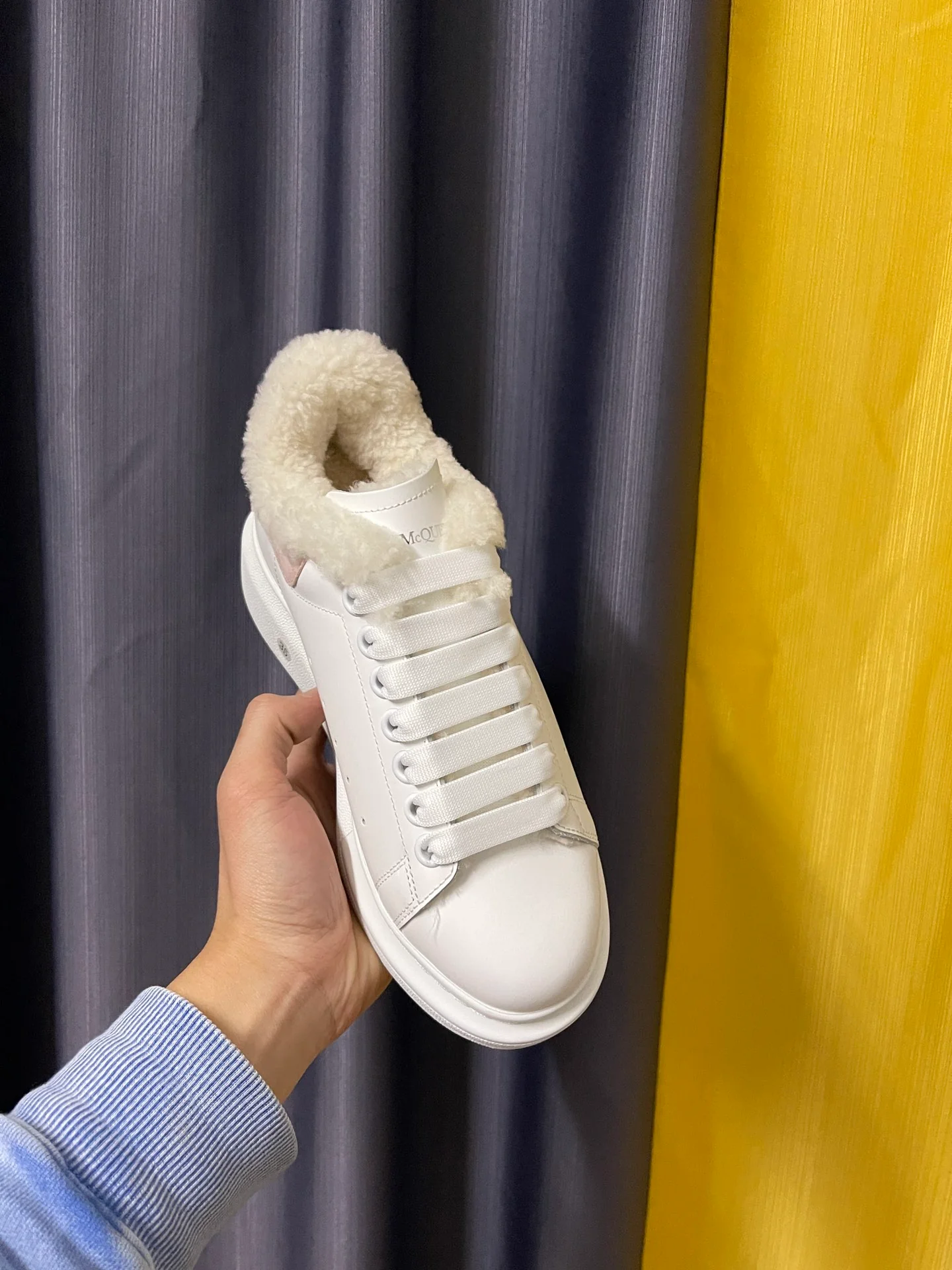 Классические белые кроссовки McQueen - унисекс - розовый флисовый каблук с белым мехом - Премиум-издание