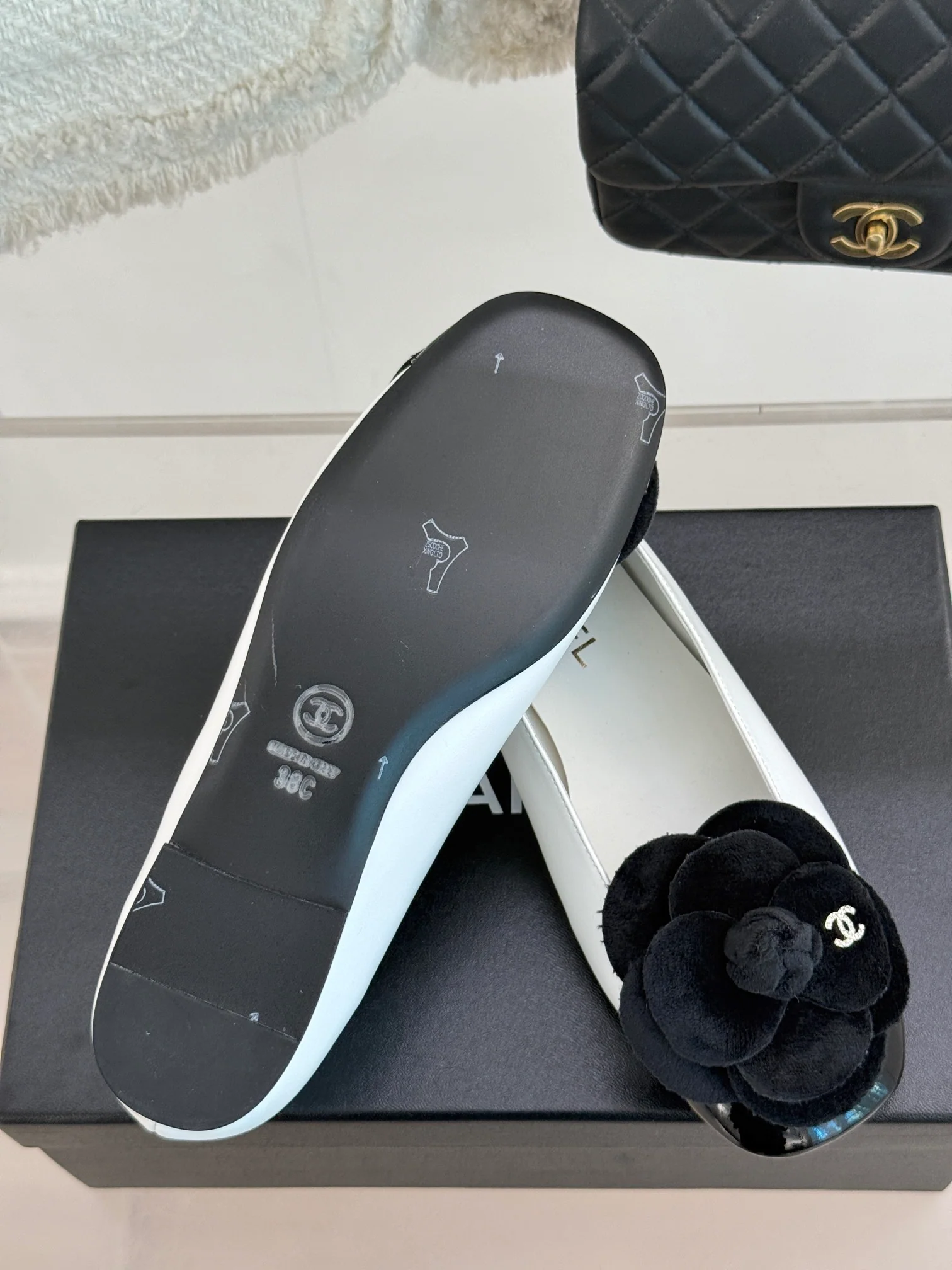 Туфли на низком каблуке Chanel Camellia 2024 — белые