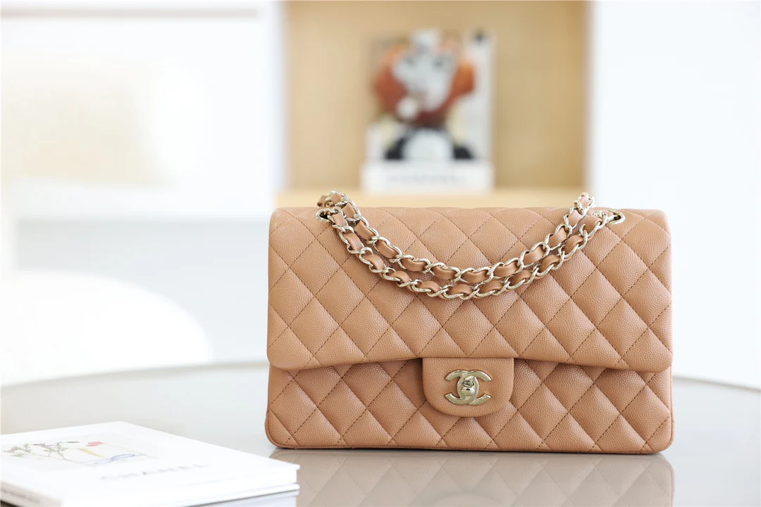 Классическая сумка Chanel CF — карамельного цвета с золотой фурнитурой — 25 см