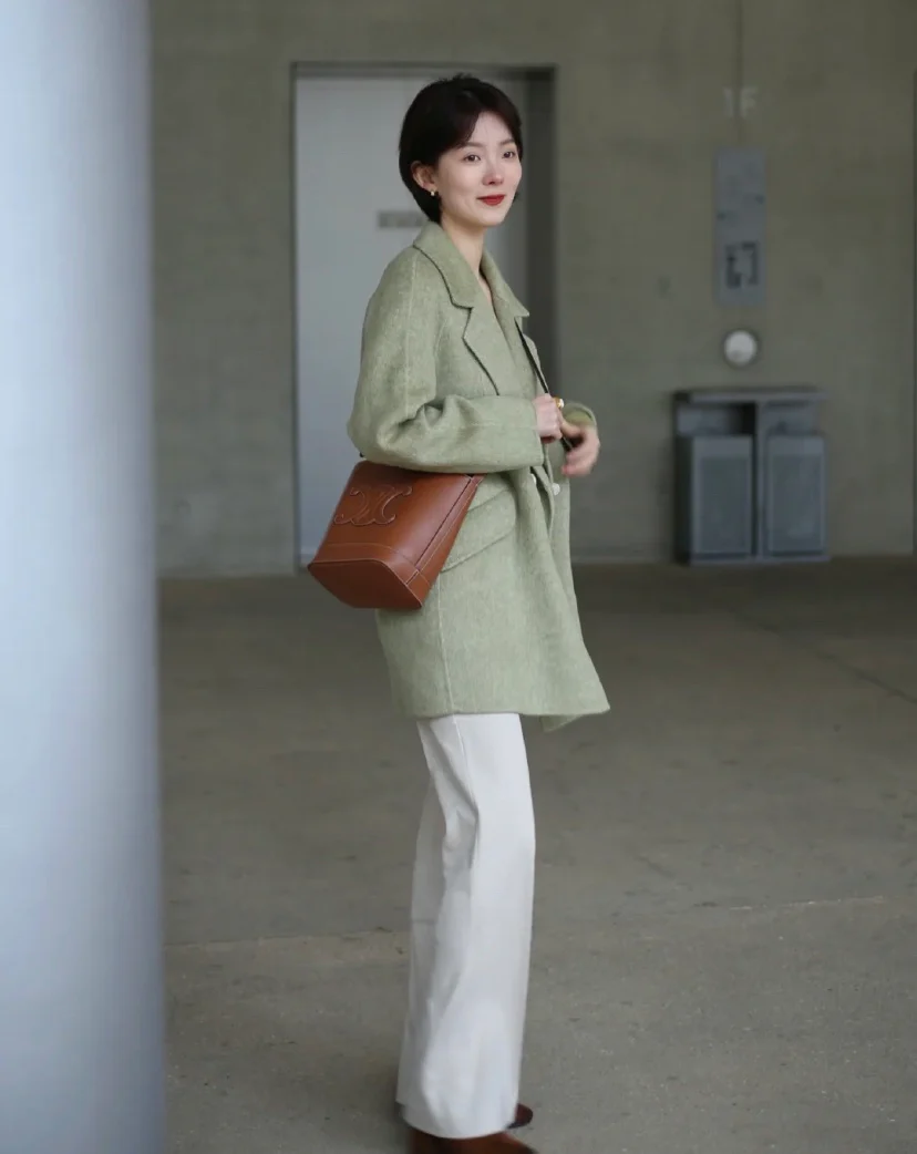 Маленькая коричневая кожаная сумка-ведро Celine Cuir Triomphe