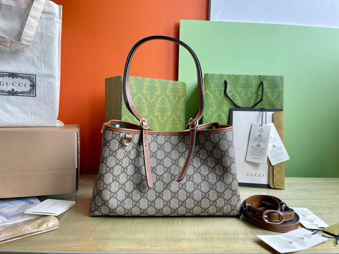 Маленькая сумка-тоут Gucci 2025 из коричневой кожи.