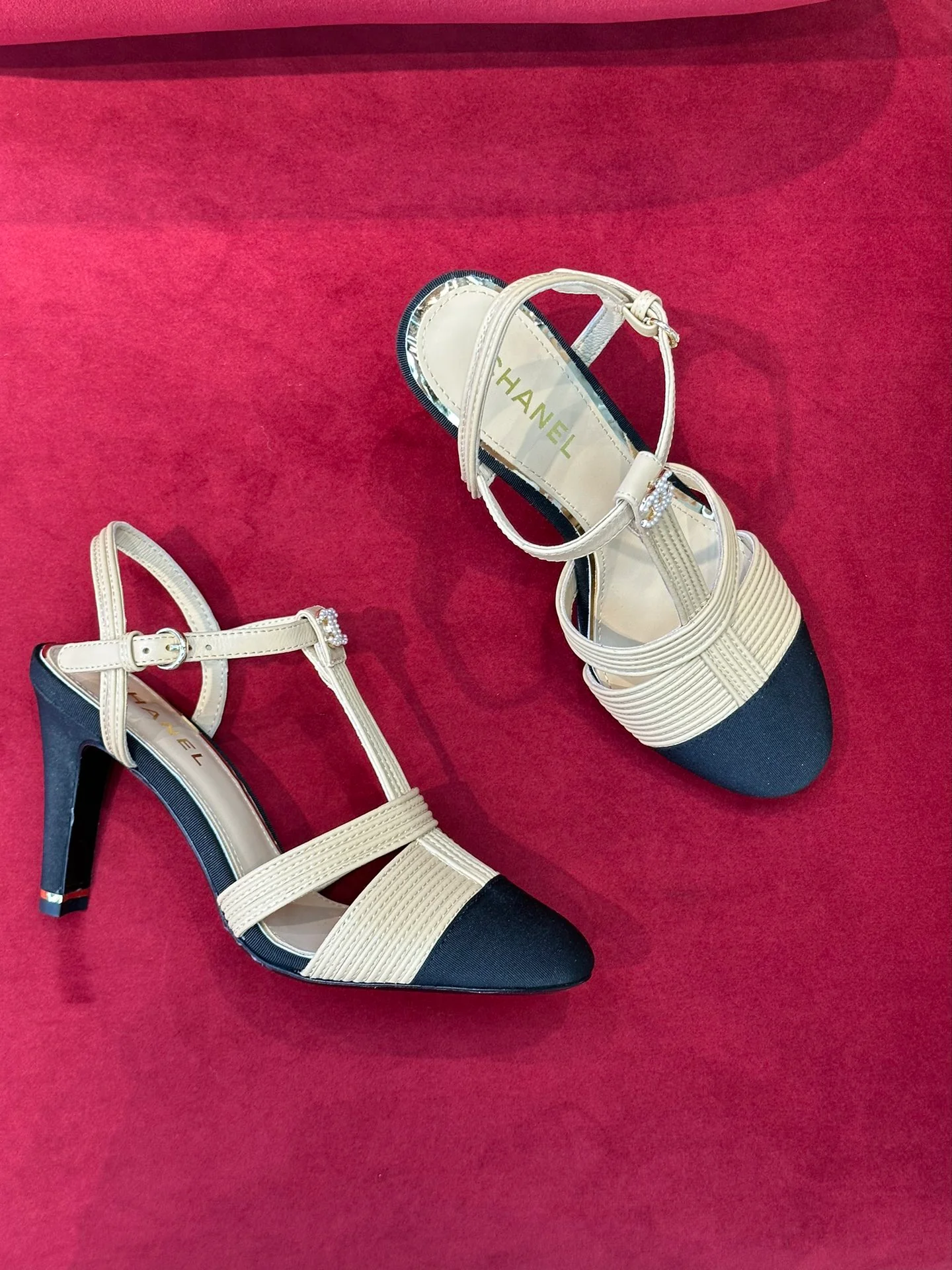 Новинка сезона весна/лето 2023 от Chanel — туфли на шпильке с лоскутным узором из овечьей кожи.