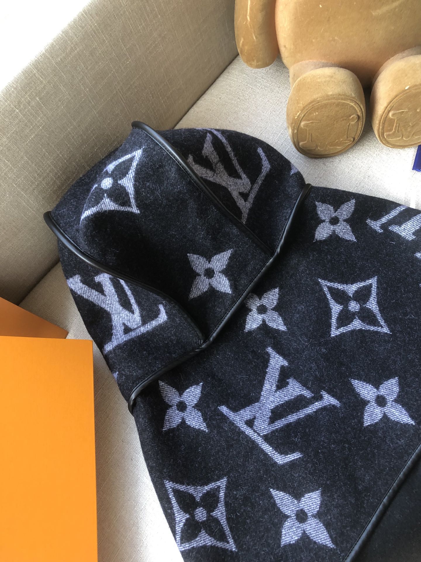 Классический шарф с капюшоном LV с монограммой