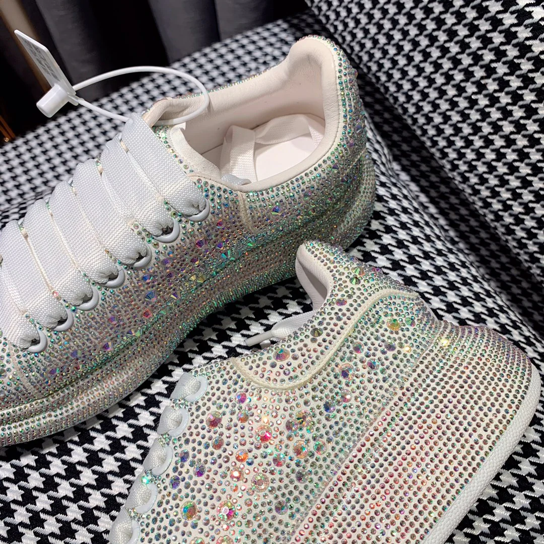 Классические белые кроссовки McQueen — серебристые с крупными бриллиантами