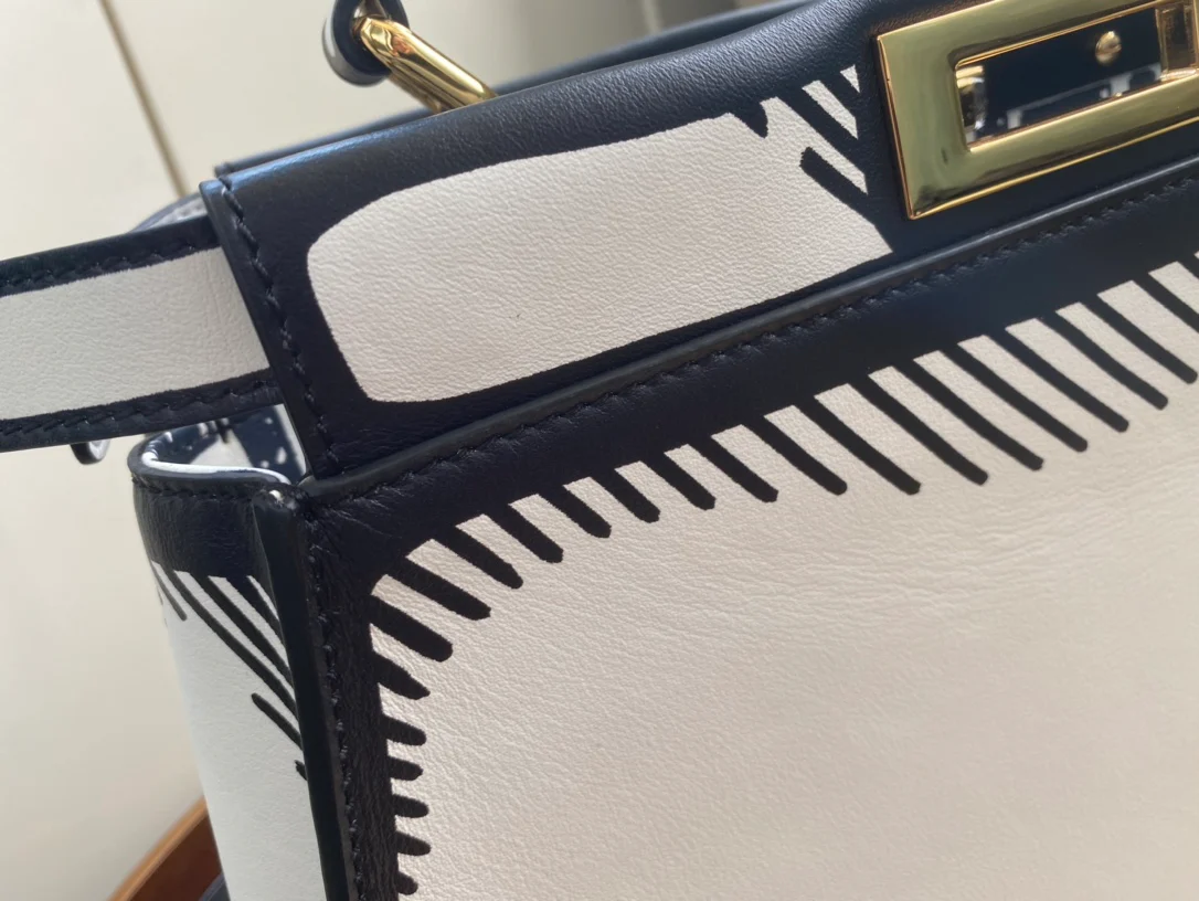 Сумка Fendi Peekaboo Medium из белой кожи.