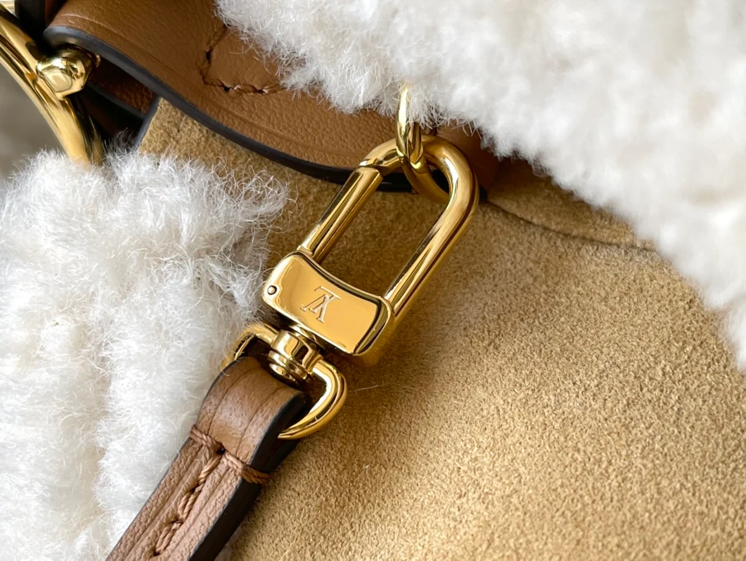 Маленькая замшевая сумка LV Carryall - коричневая.