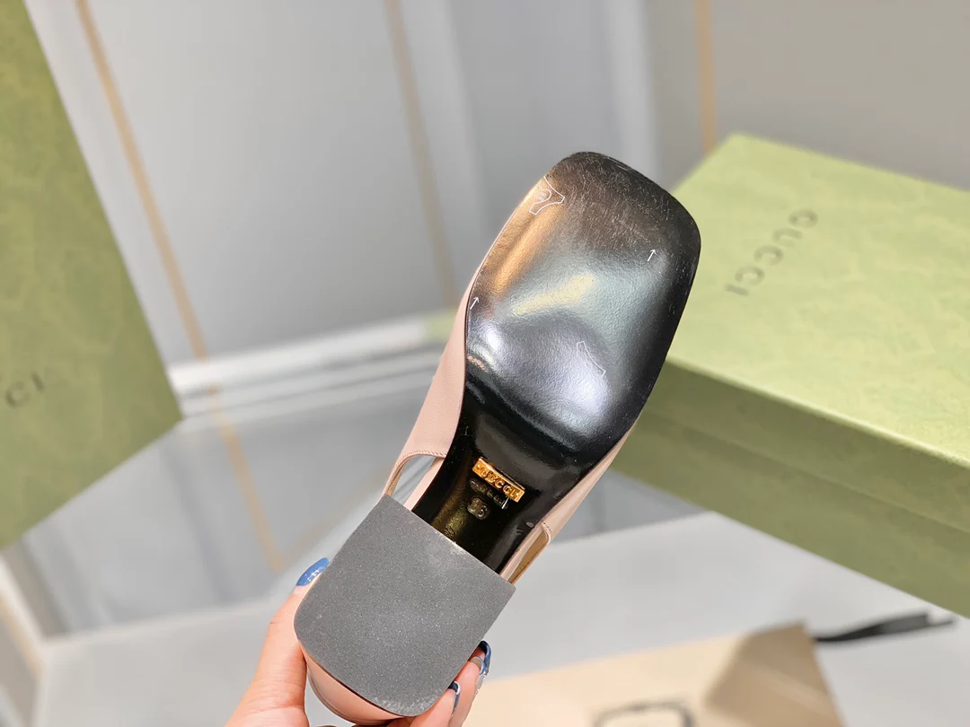 Весенняя коллекция Gucci 2021 — Невероятно милые сандалии на массивном каблуке с пряжкой в ??виде конской уздечки