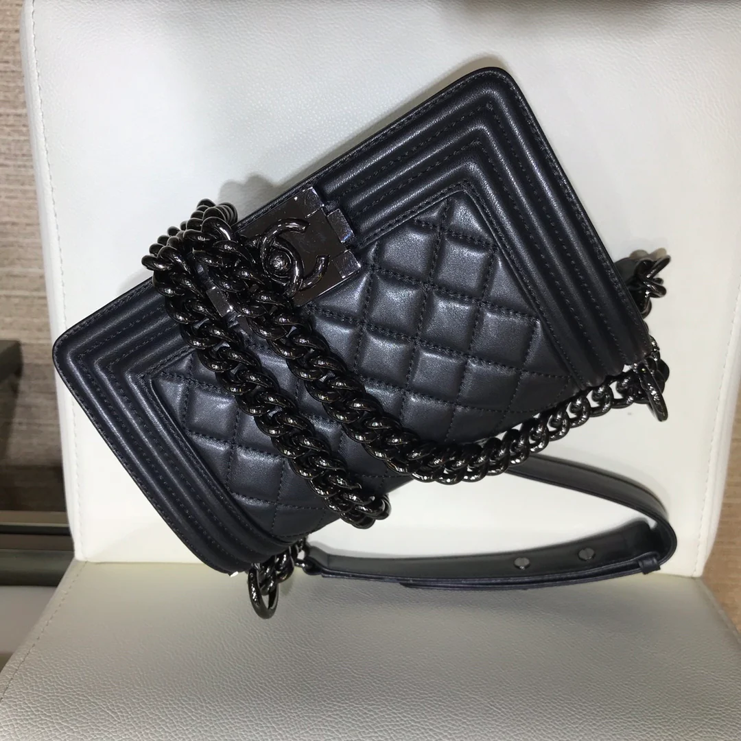 Chanel-boy-20cm-1