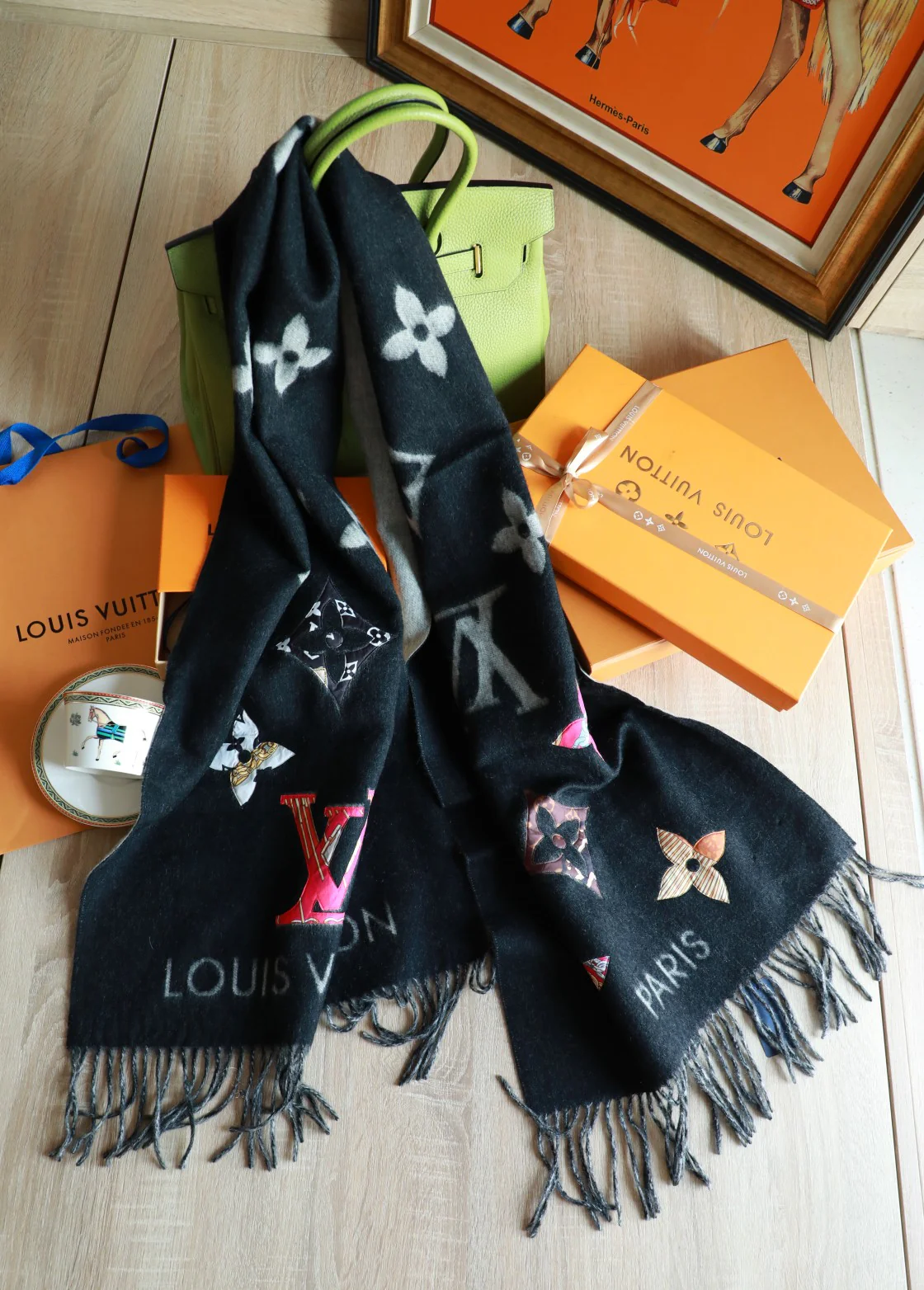 LV-48-190 см - Премиальный классический шелковый шарф с аппликацией