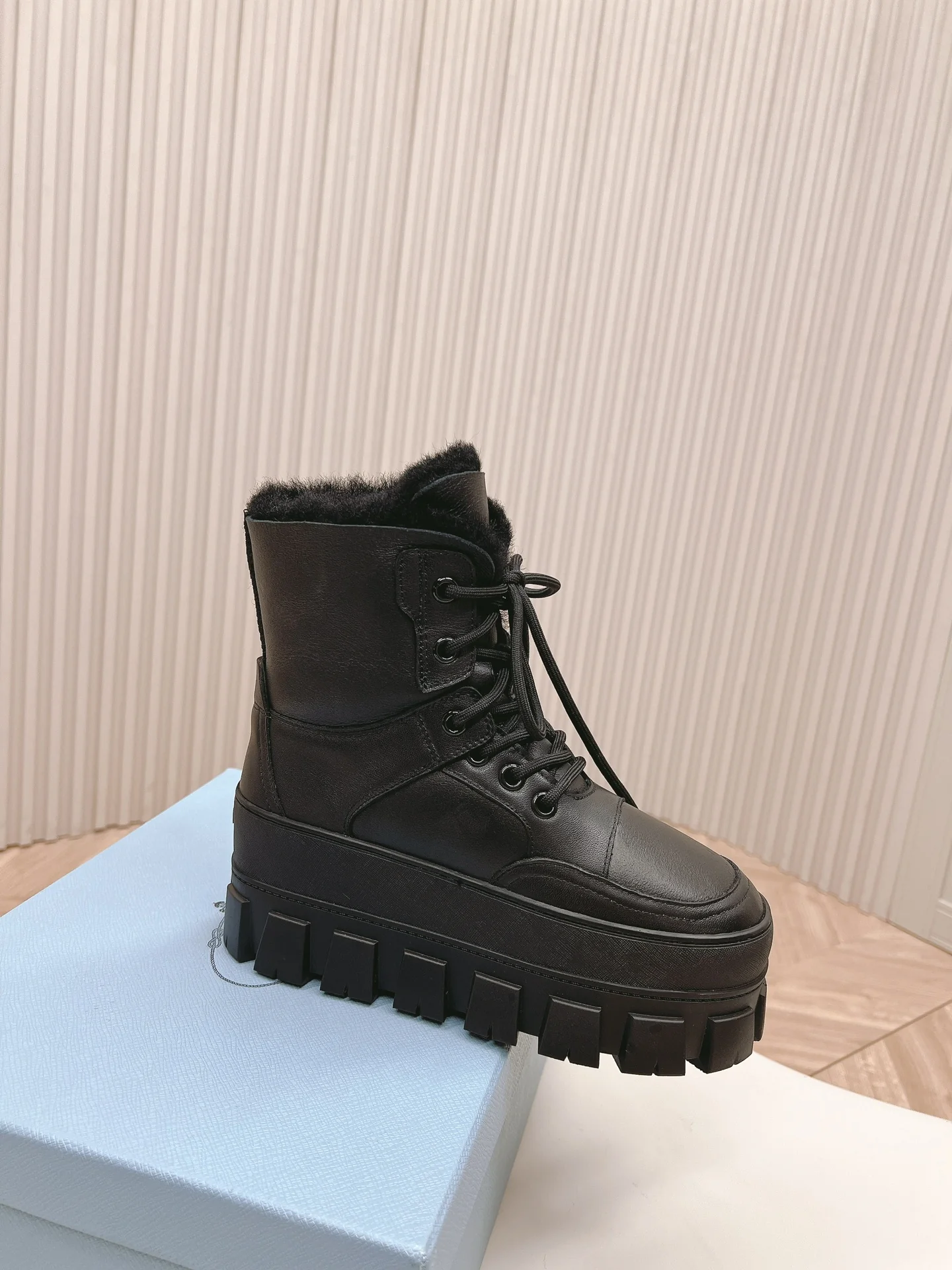 Шерстяные зимние ботинки Prada 2024 на платформе - черные