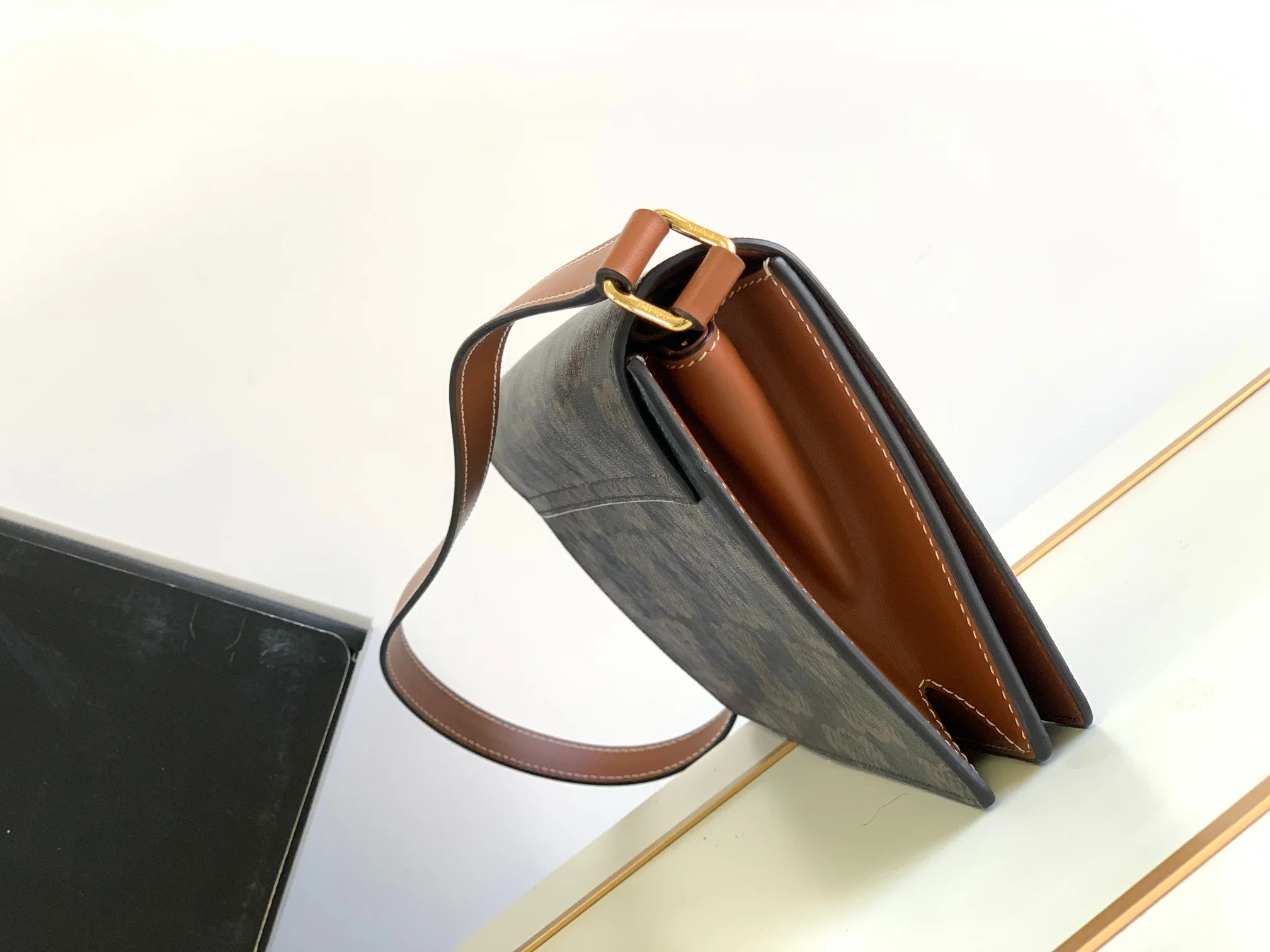 Сумка Celine Triomphe из телячьей кожи с принтом под холст