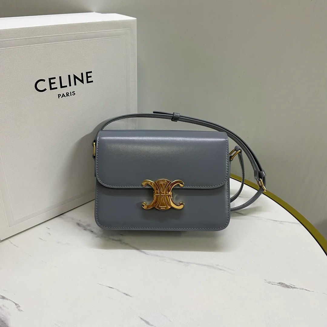 Сумка Celine Triomphe Classic из глянцевой телячьей кожи — сине-серая.
