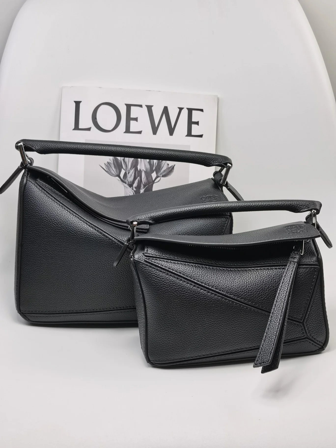 Миниатюрная сумка Loewe Puzzle из телячьей кожи, черная.
