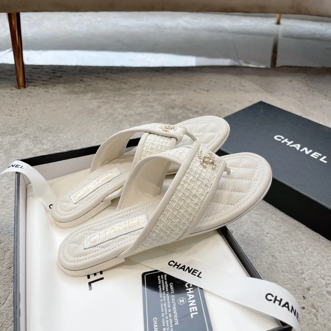 Новинка сезона весна/лето 2023 от Chanel - шерстяные тапочки с вышитым ромбовидным узором - белые.