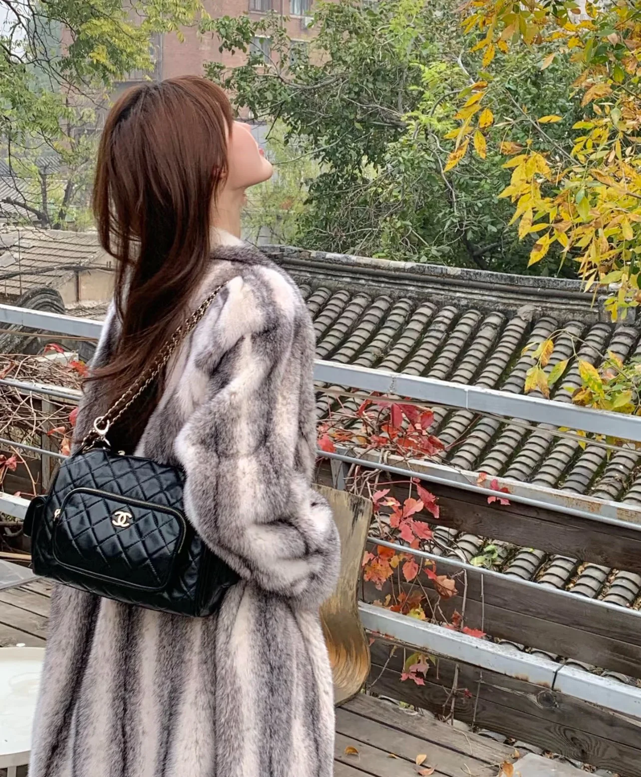 Большая многофункциональная сумка для фотоаппарата Chanel из 24-каратного золота — черная.