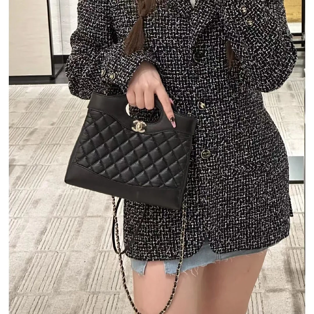 Коллекция Chanel Pre-Fall 2023 - сумка 31bag - черная - мини