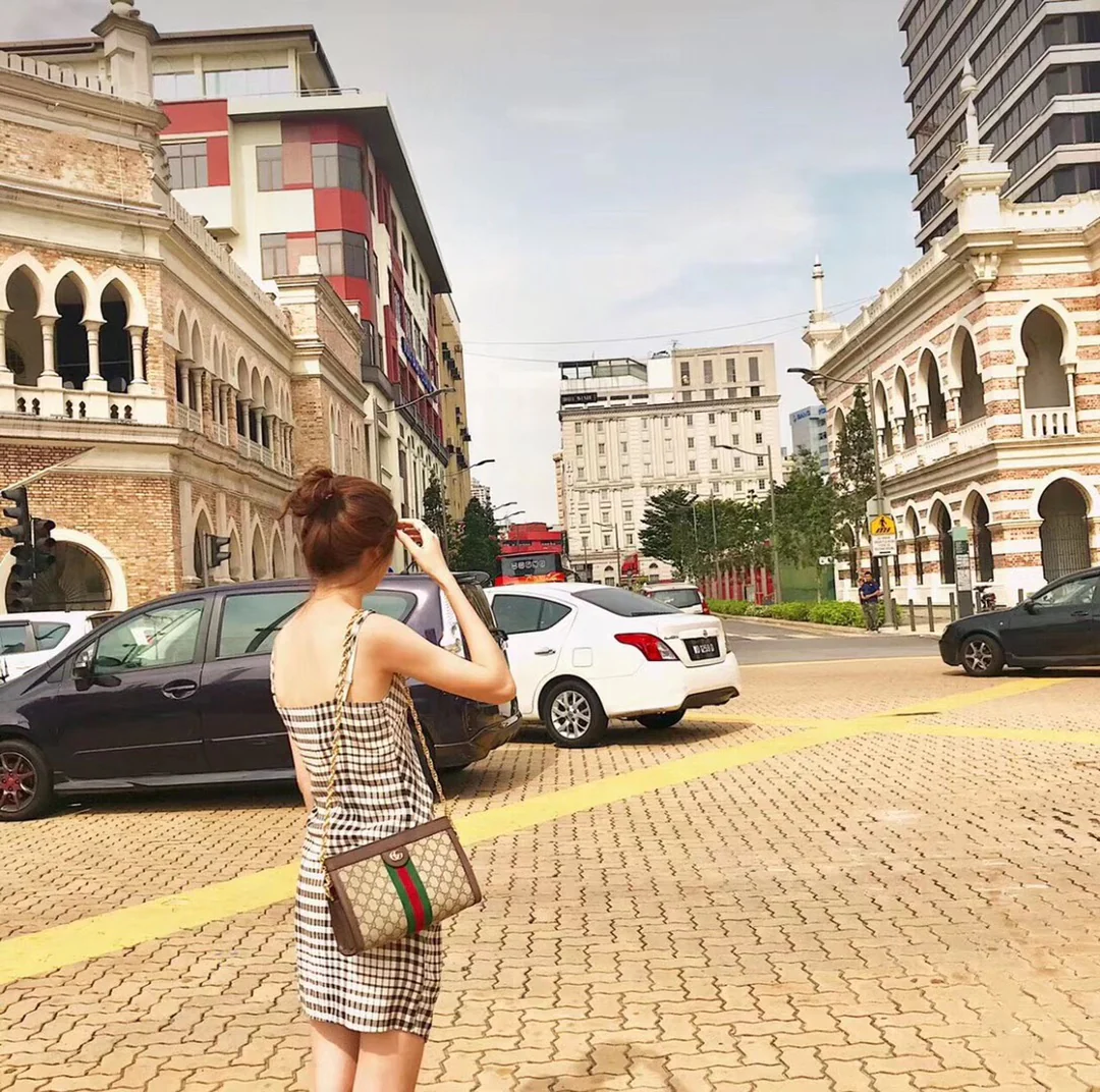 Классическая сумка Gucci на цепочке — как она выглядит на руке.