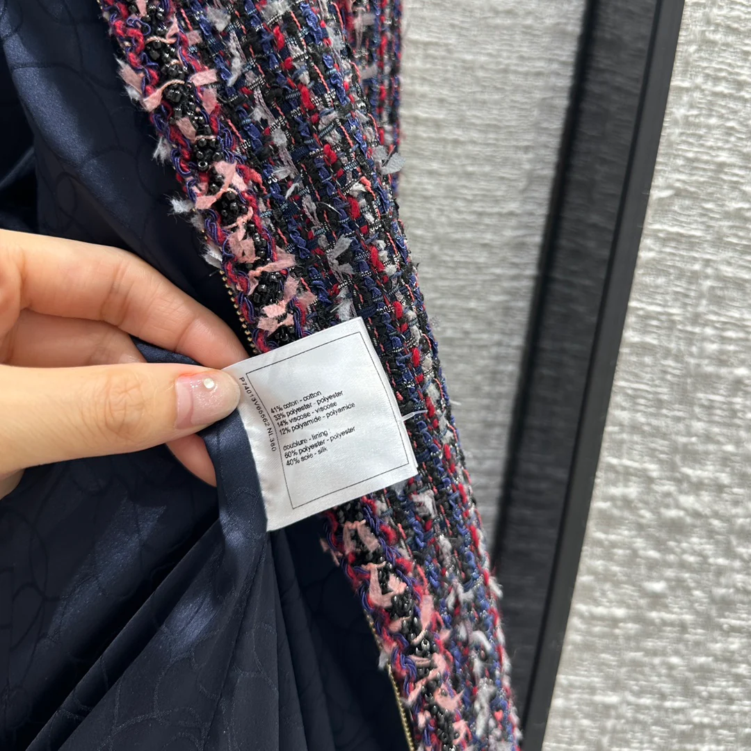 Куртка Chanel 2403 с воротником-стойкой, застежкой-молнией и узором ?бабочка?.