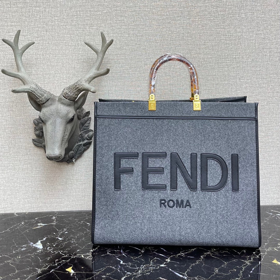 Сумка-тоут Fendi Sunshine Medium Grey из тисненой кожи.