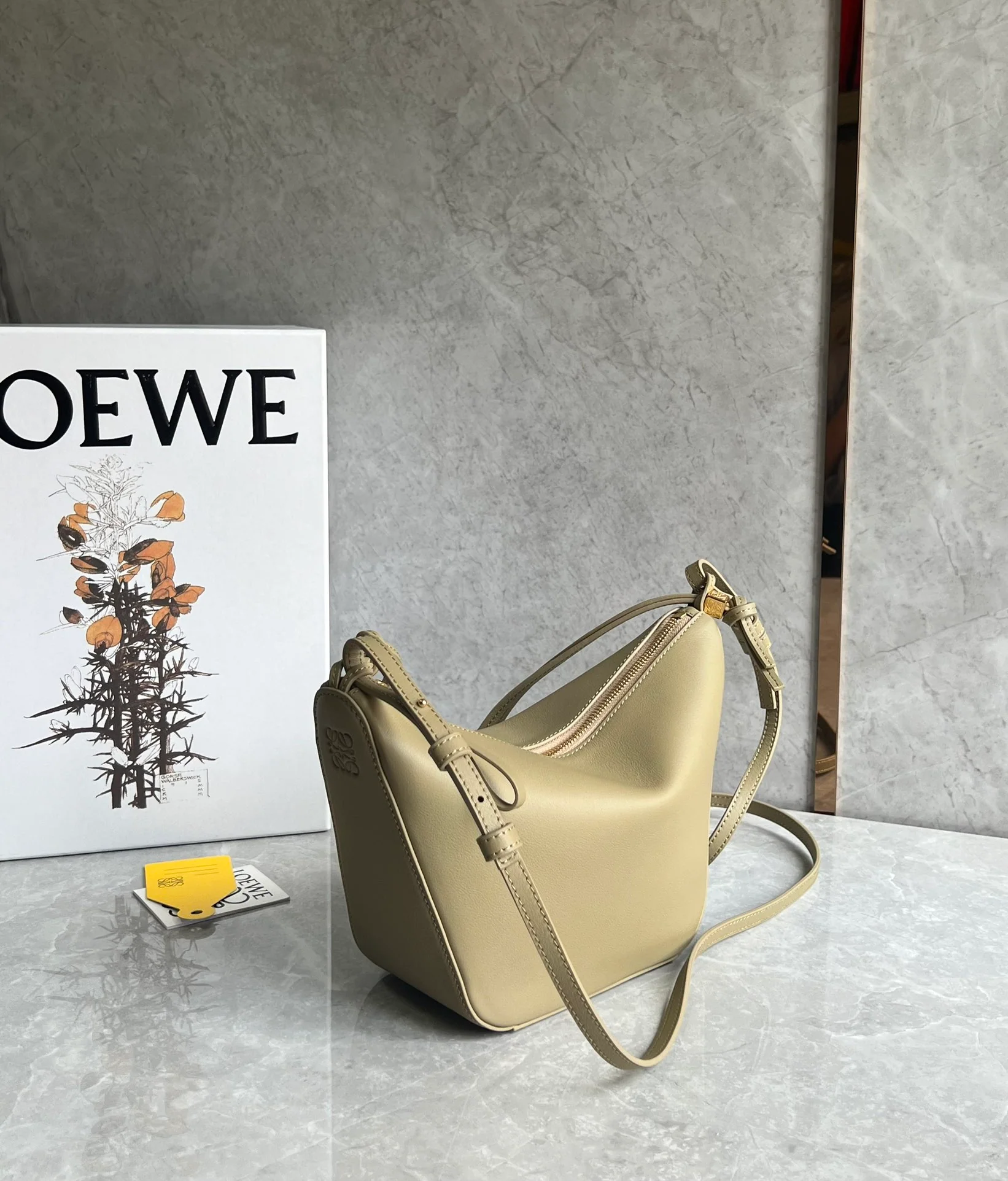 Сумка-хобо Loewe Hammock — серо-зеленая