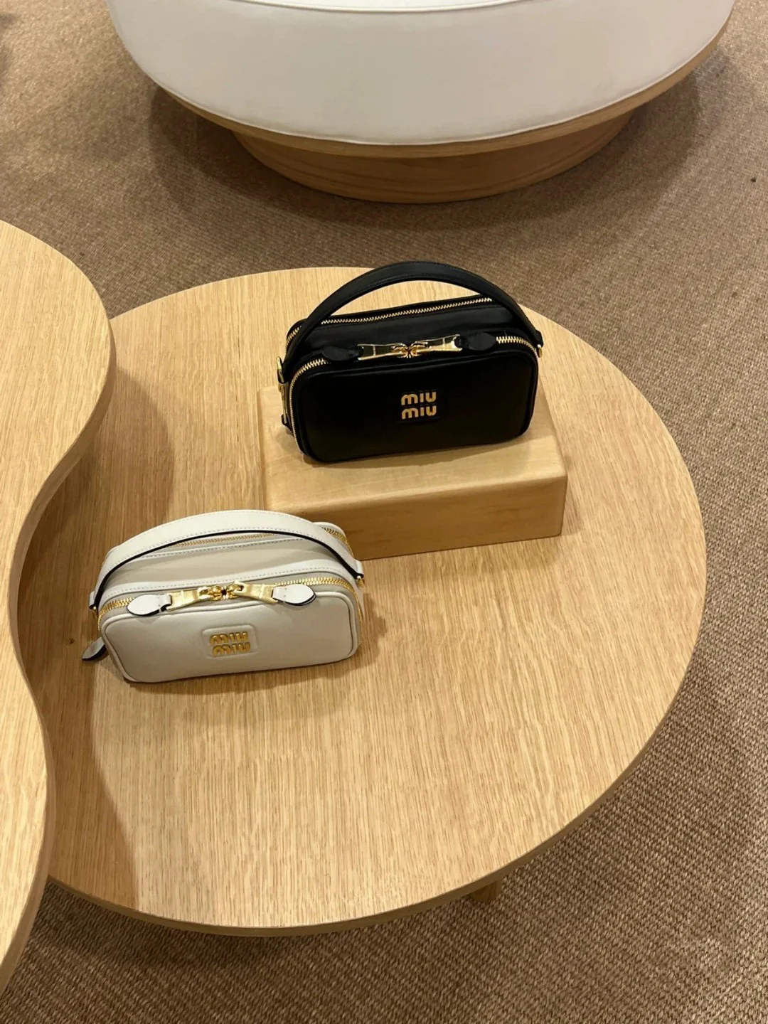 Miu Miu - Сумка/кроссбоди для фотоаппарата, осенне-зимняя коллекция - Полностью белая кожа