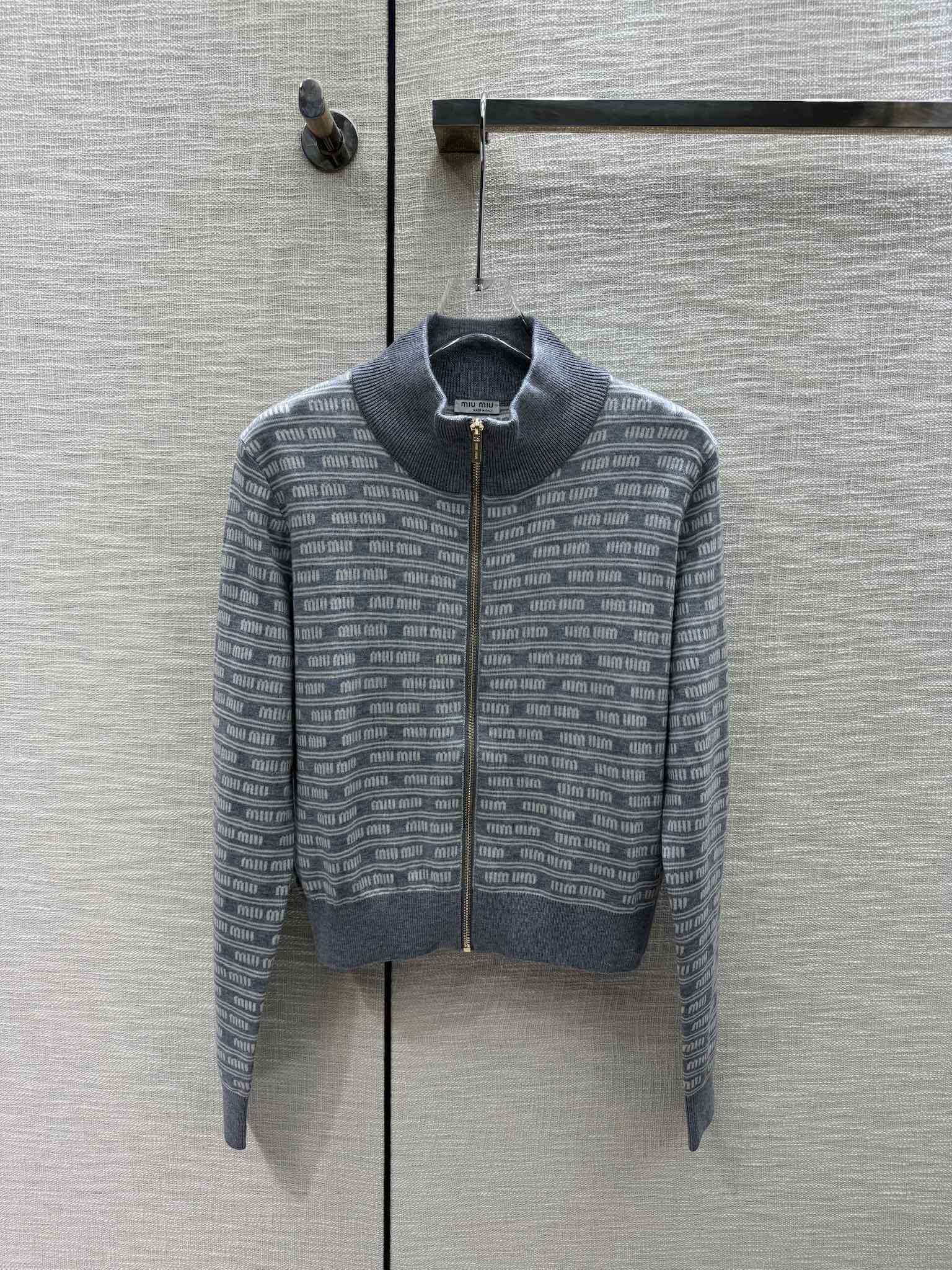 Miu Miu-2404 - Вязаный кардиган с цветными блоками, полосками и буквами на молнии