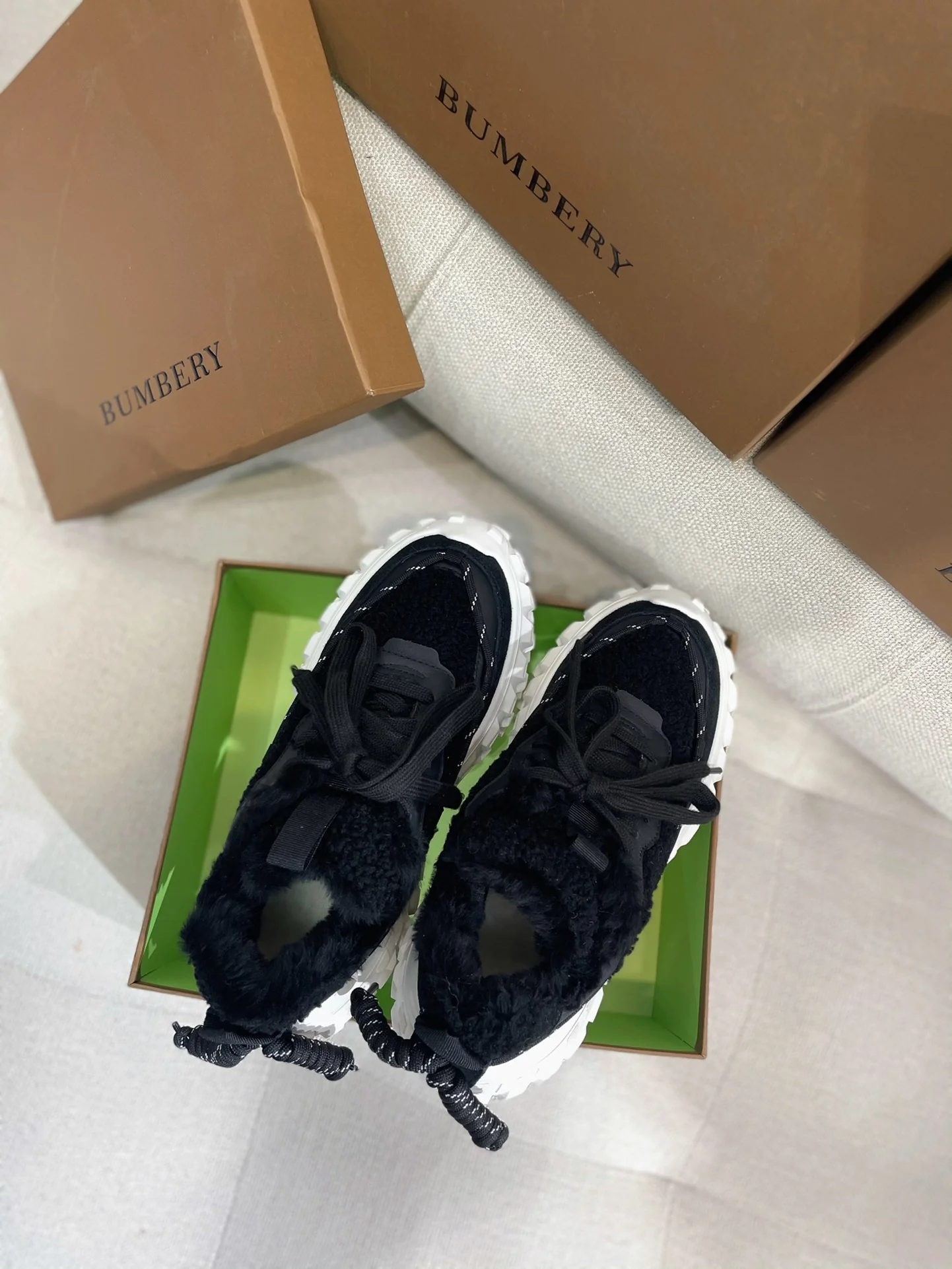 Коллекция Burberry ?Ранняя весна 2022? — Пушистые зимние кроссовки — Черные