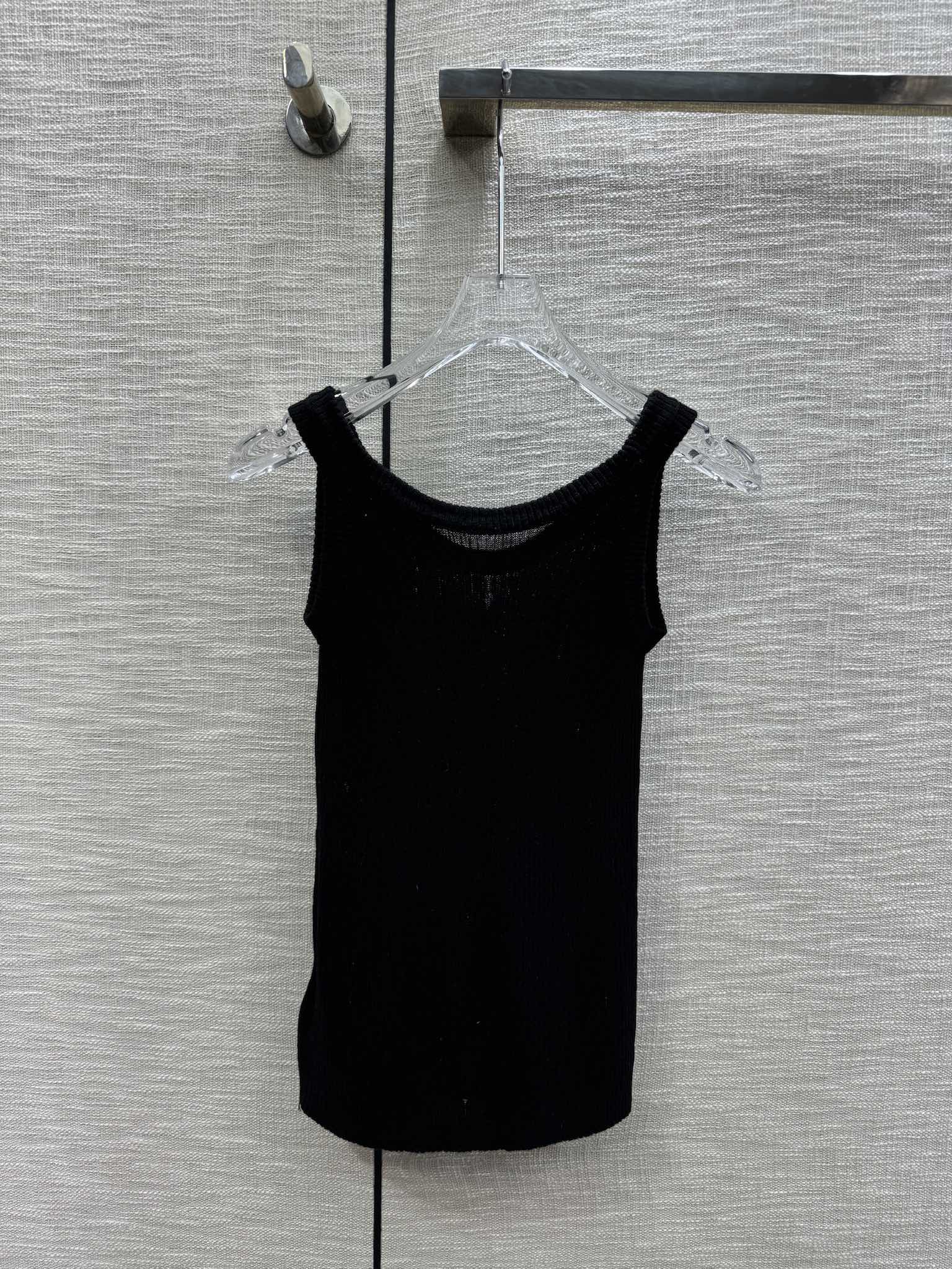 Жилет Dior 2403 однотонный облегающий, черный.