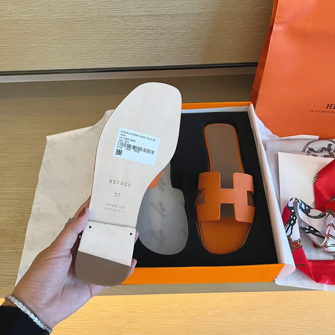 Классические тапочки Hermes с буквой H — оранжевый с пальмовым принтом