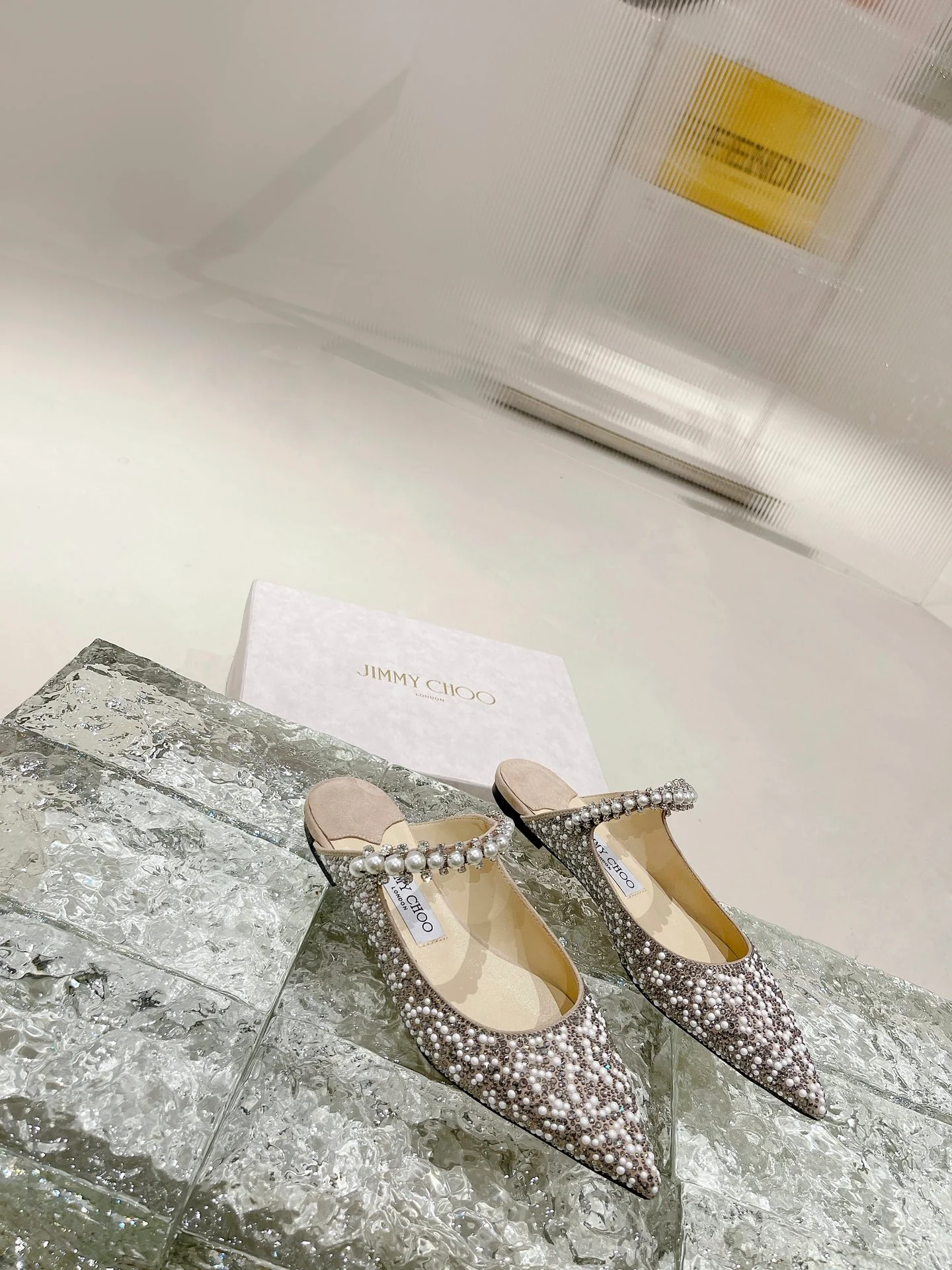 Сандалии-балетки Jimmy с острым носком и жемчужным блеском - серебристые