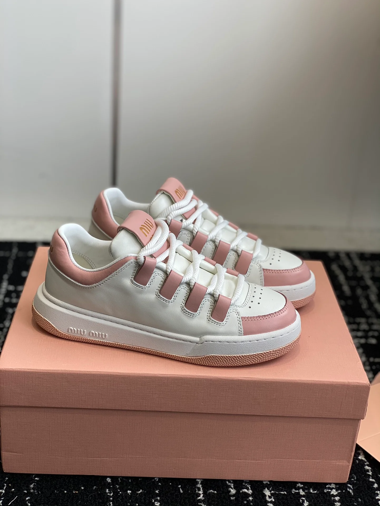 Кроссовки Miu Miu в стиле ретро с эффектом потертости - Повседневные кроссовки - Розовые