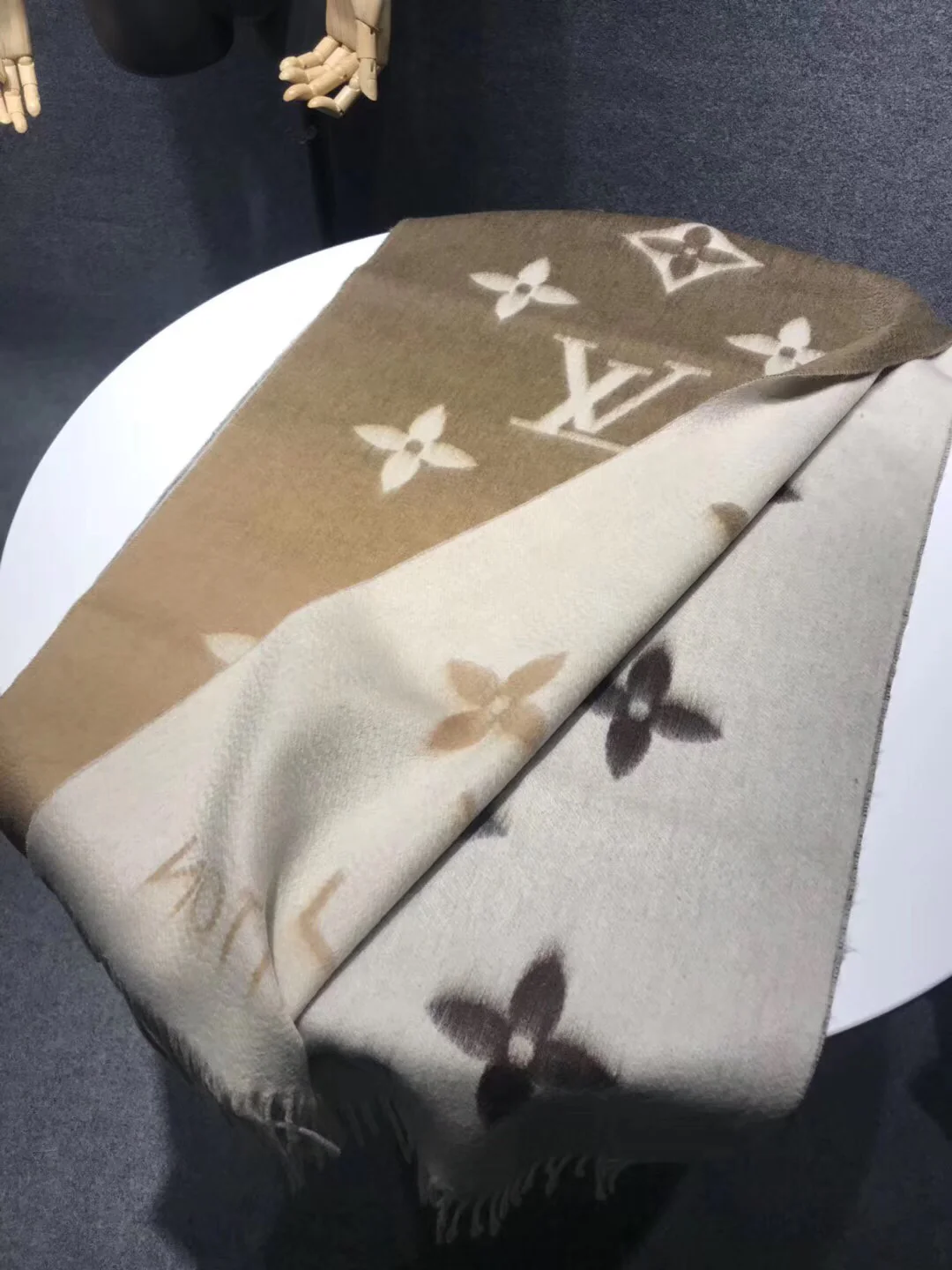 LV-reykjavik-gradient scarf-100-cashmere-45-180cm