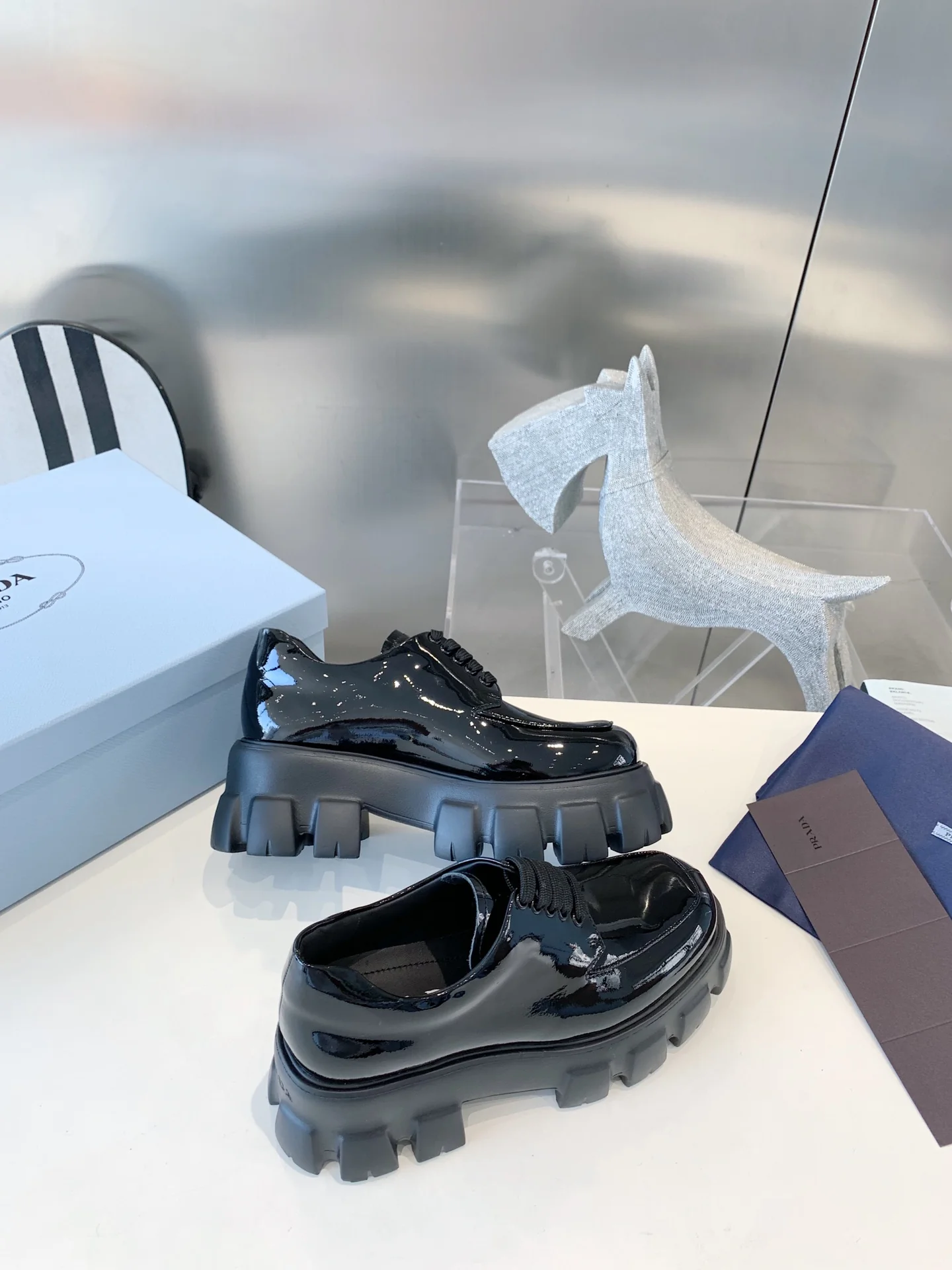 Лоферы Prada Gear на шнуровке - черные