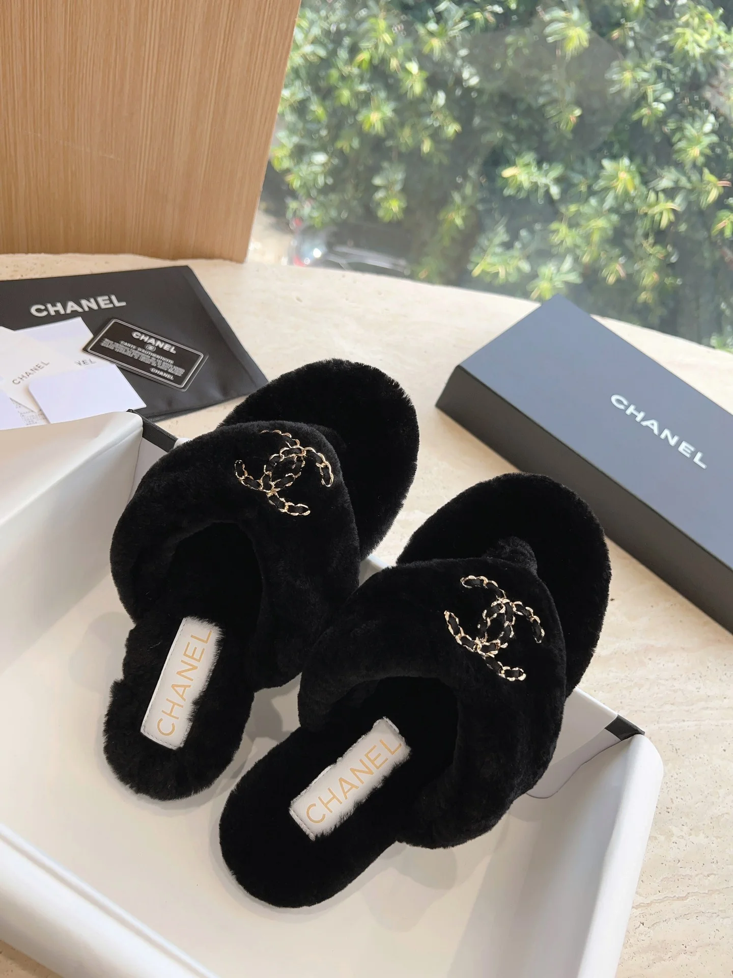 Новинка 2023 года от Chanel - Меховые шлепанцы - Черные