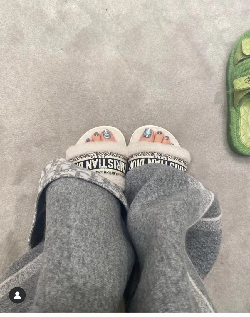 Пушистые тапочки Dior на платформе с вышивкой - белые