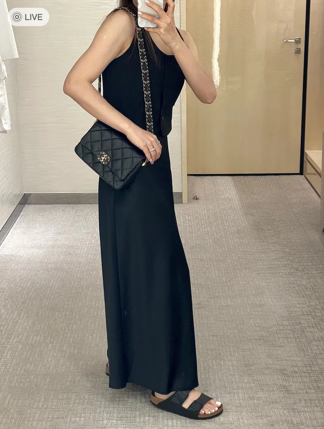 Коллекция Chanel осень/зима - сумка с широким плечевым ремнем и клапаном, черная с золотыми вставками из мятой телячьей кожи.